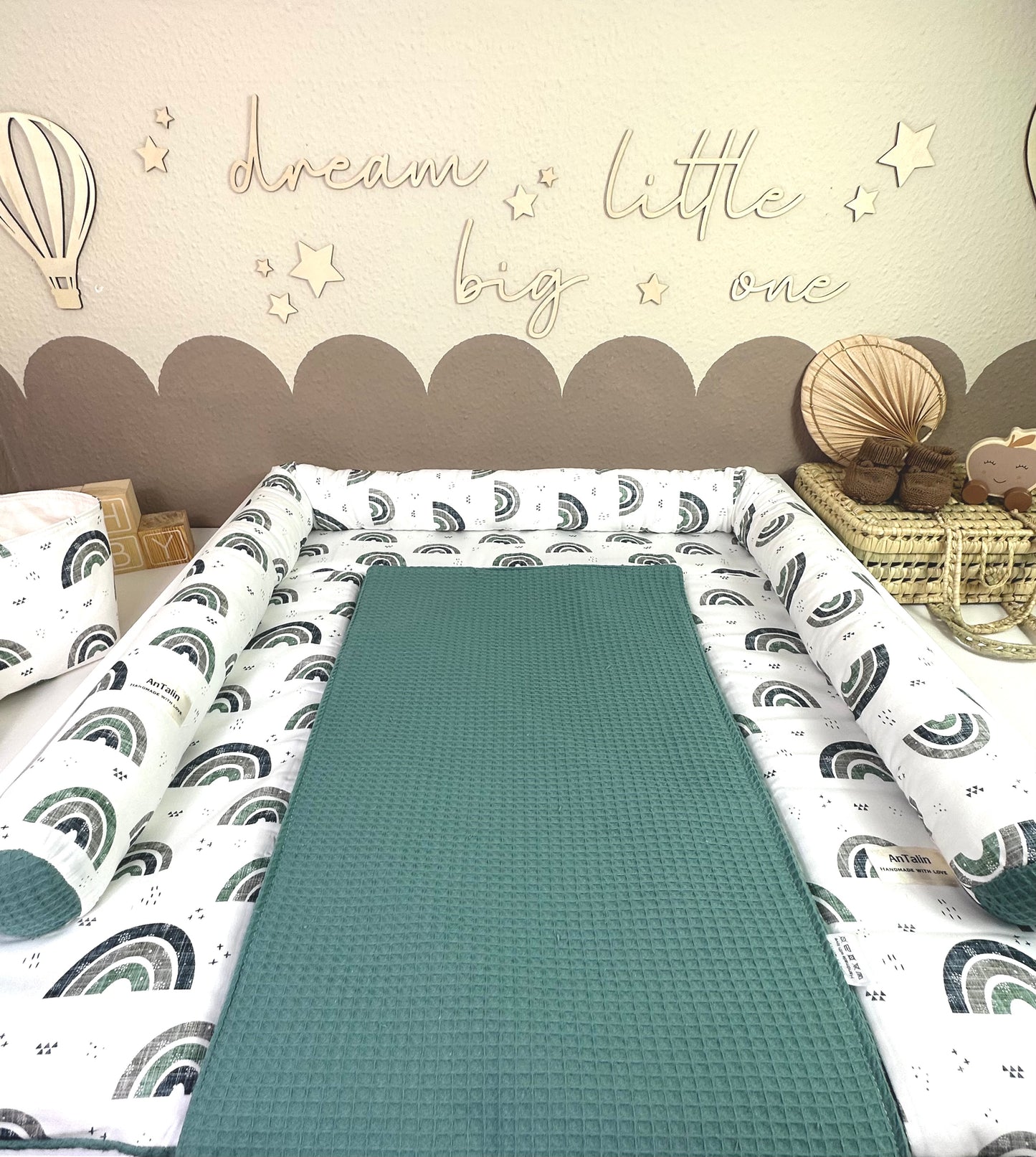 Wickeltischumrandung Regenbogen blau/grün