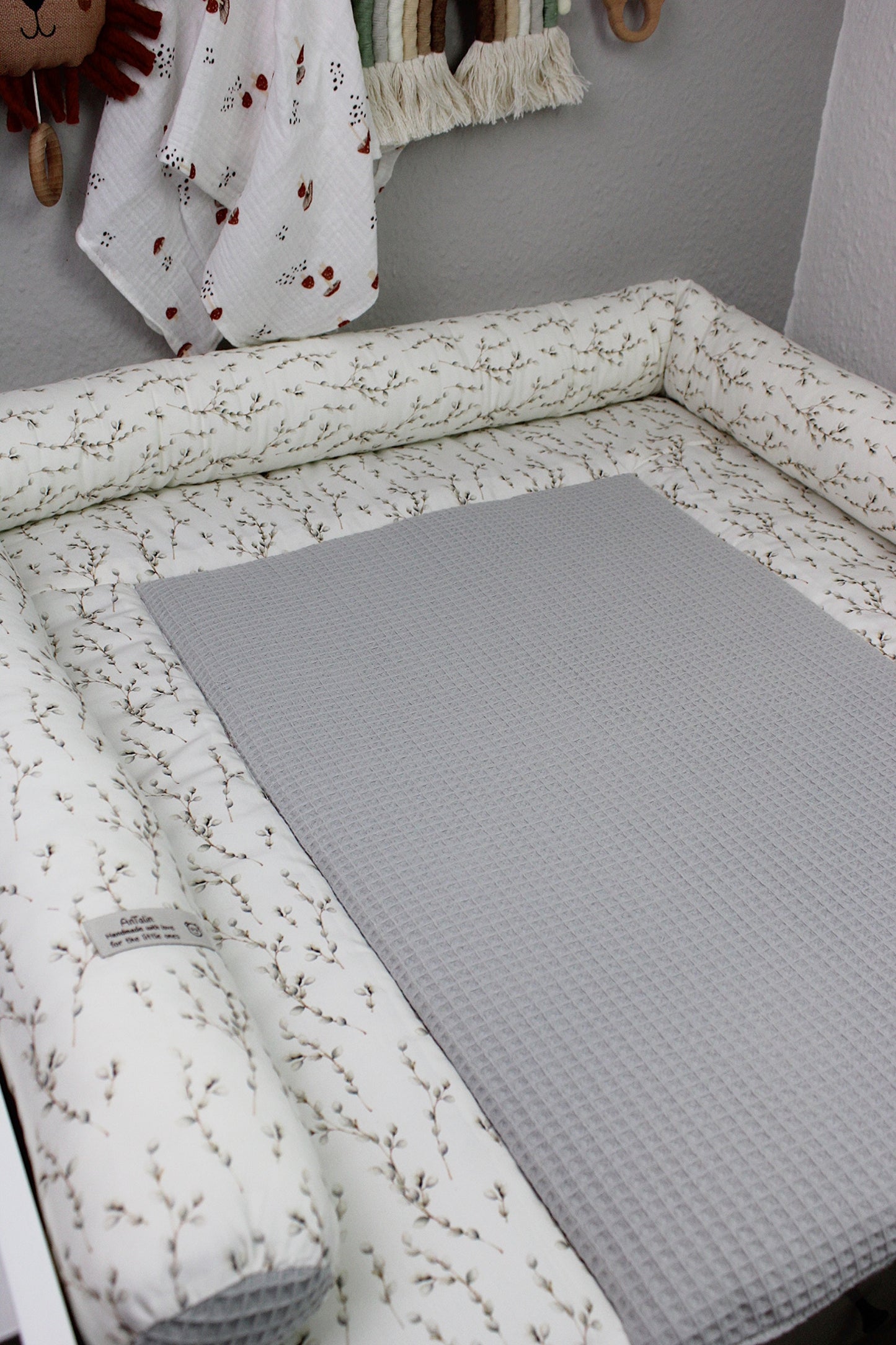 Wickeltischumrandung Weidenkätzchen