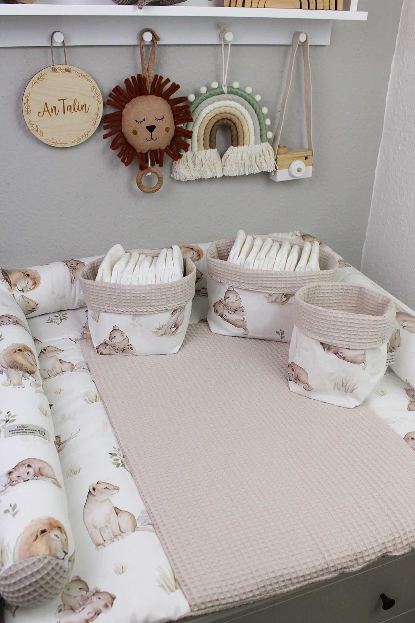 Wickeltischumrandung Löwenfamilie