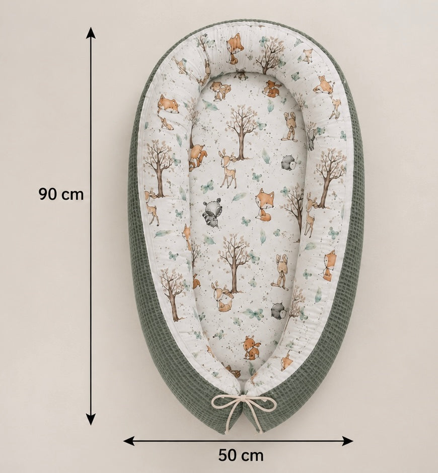 Nestchen Waldfreunde von AnTalin, weiches und buntes Baby-Nestchen mit Waldmotiv, ideal für das Kinderbett.