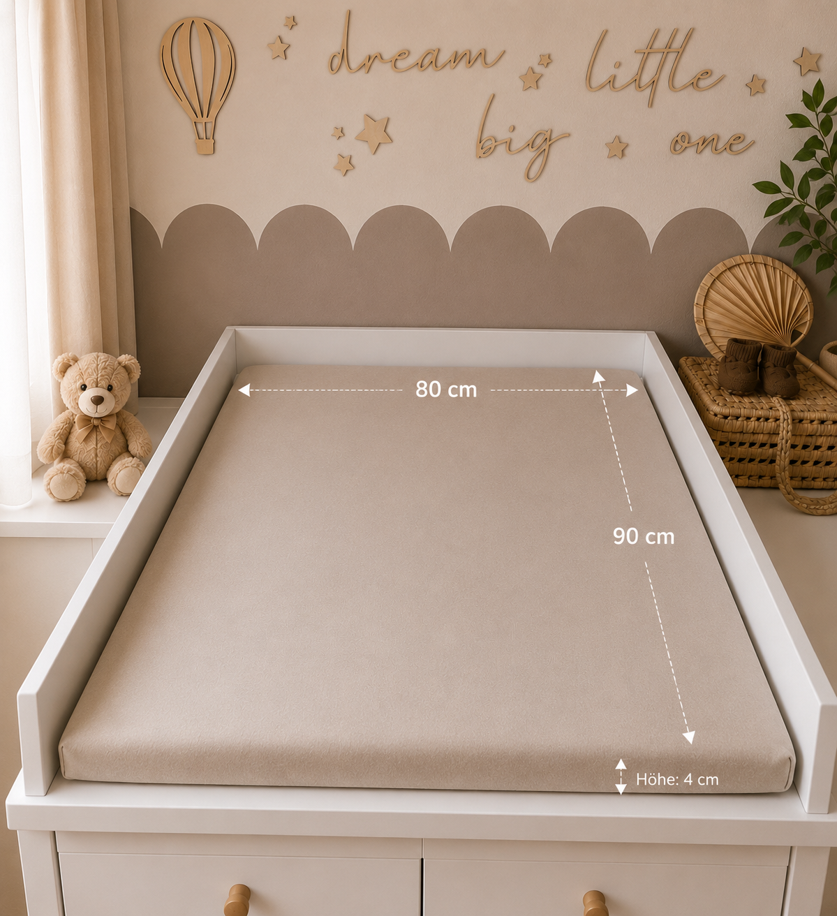 Wasserabweisende Wickelauflage von AnTalin in hellbeige, glatte Oberfläche, ideal für Wickelkommode und unterwegs