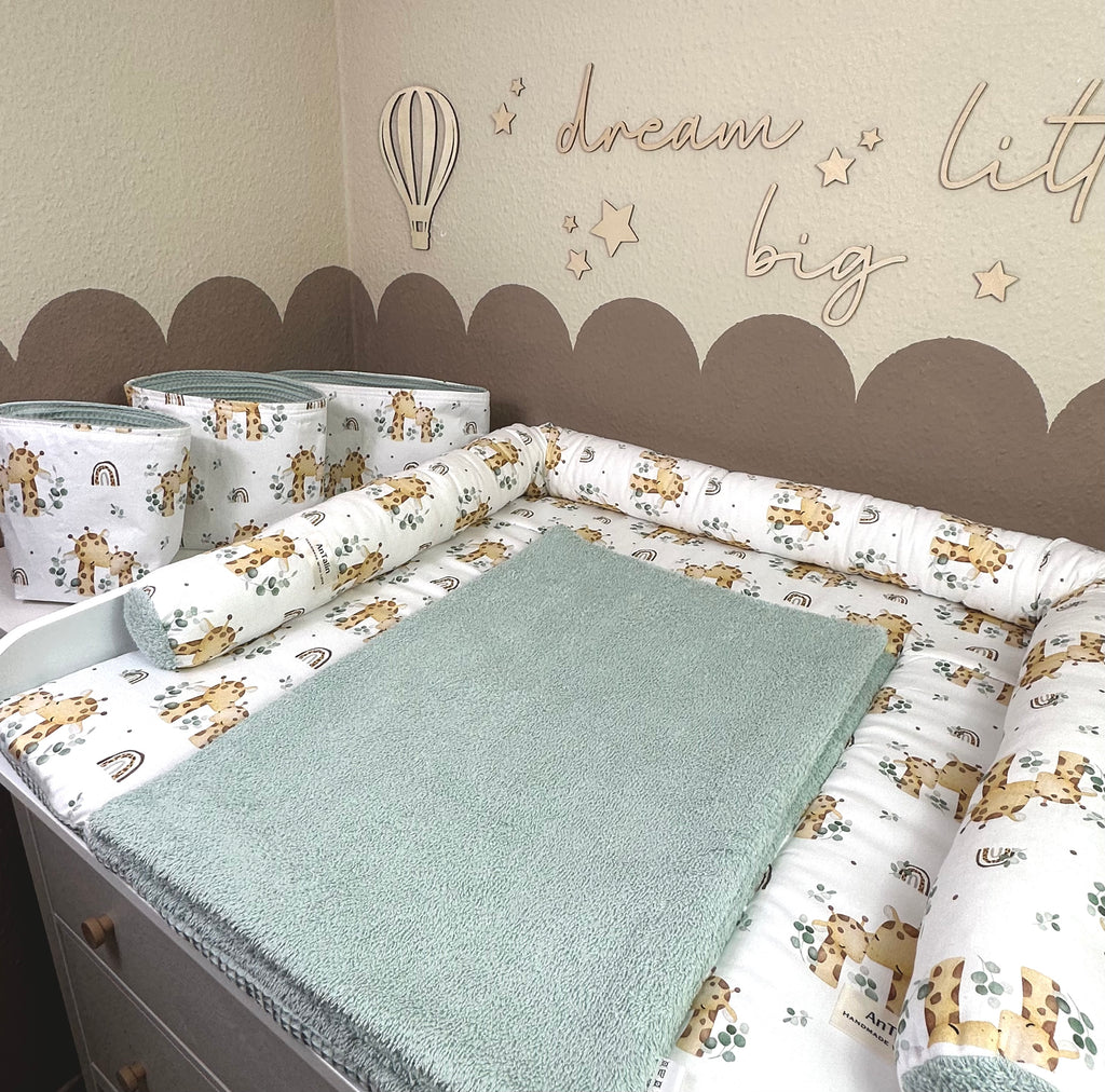 Fünfteiliger Wickelauflagen-Set von AnTalin mit kleinen Giraffen, Frottee in mintgrün, weiche und bequeme Baby-Wickelunterlage