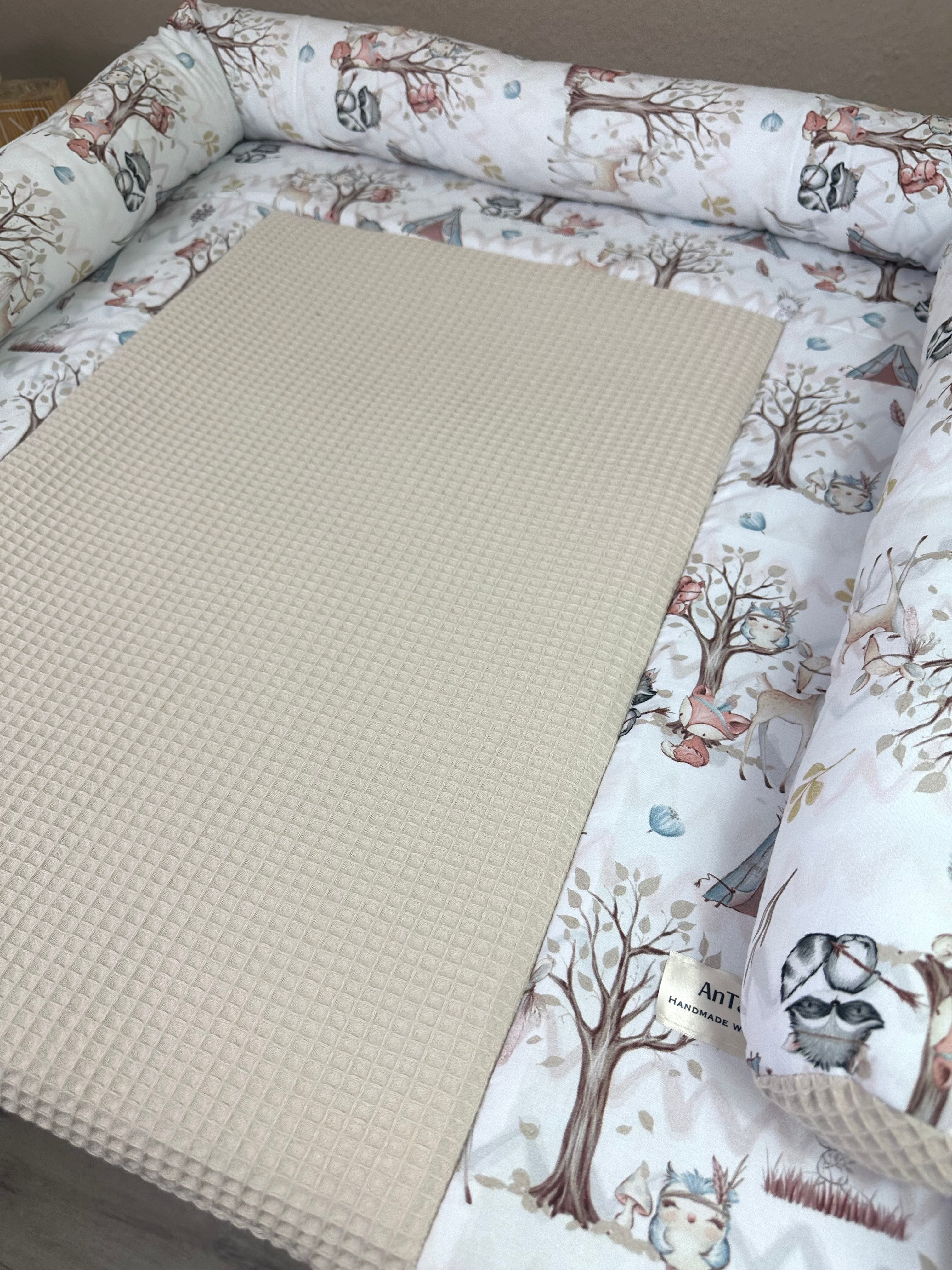 Wickelauflage Waldtiere von AnTalin mit buntem Tiermuster auf weichem Wickeluntergrund