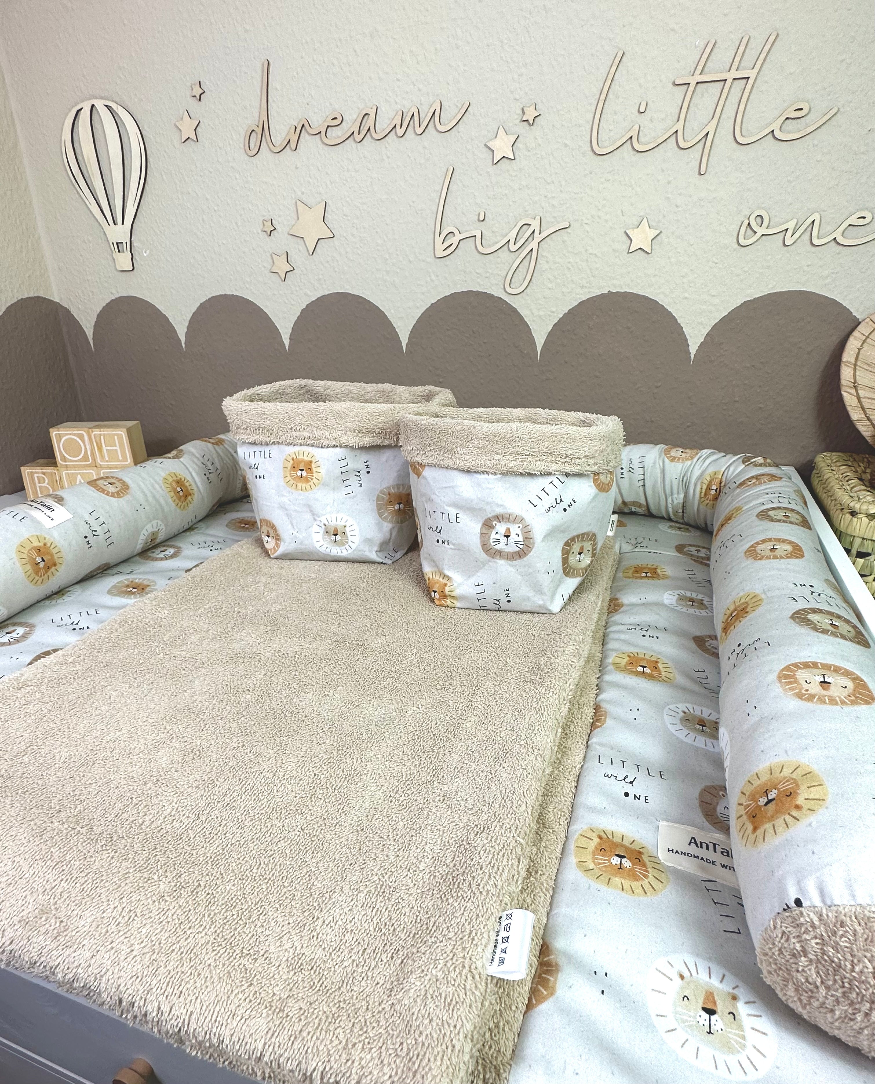 Wickelauflage Little Wilt Frottee beige von AnTalin, weiche und saugfähige Wickelunterlage für Babys, mit beigem Frotteestoff.