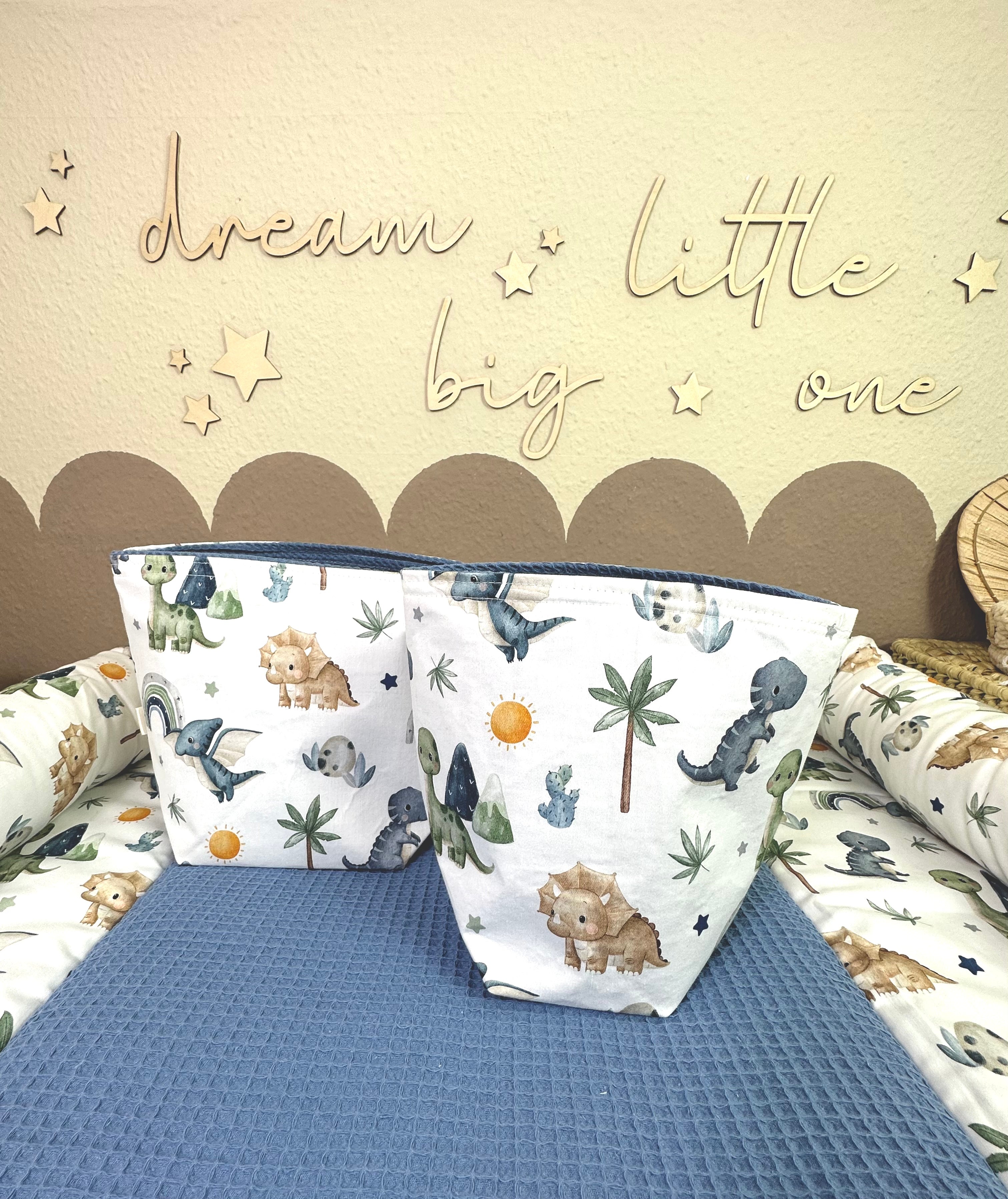Kleines Dino Utensilo aus Waffelpique in jeansblau von AnTalin, ideal für Küchen- oder Kinderzimmerorganisation.
