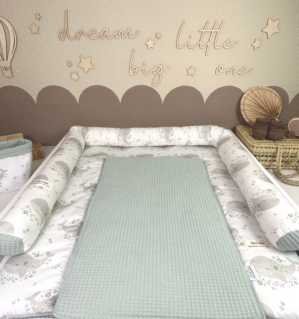 Wickelauflage kleiner Wal von AnTalin in Waffelpique mintgrün, weich gepolstert und mit Wal-Design, für Babys.