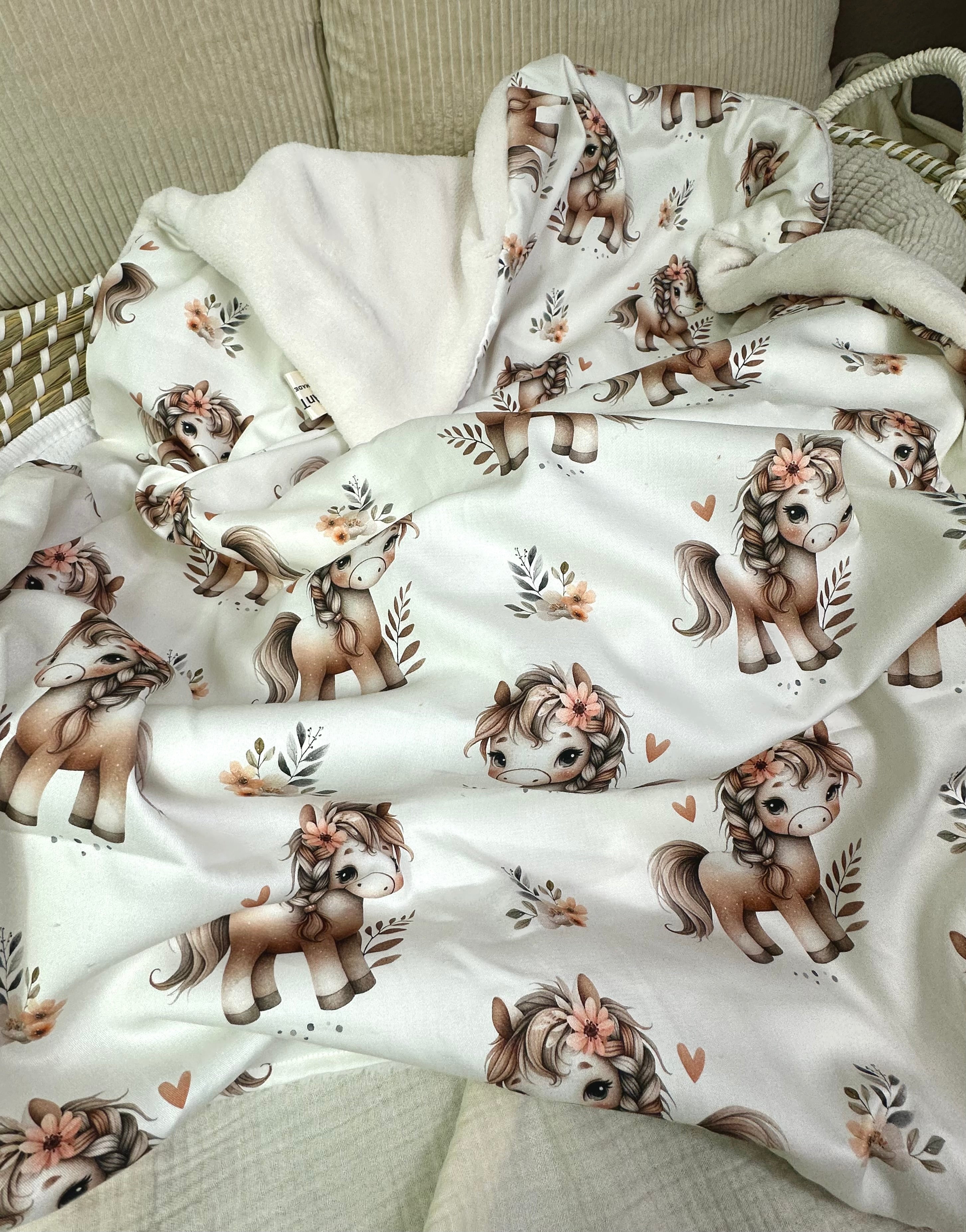 Weiche Babydecke von AnTalin, Kuscheldecke Little Horses aus Fleece, zeigt ein niedliches Pferdemotiv auf weichem Stoff.