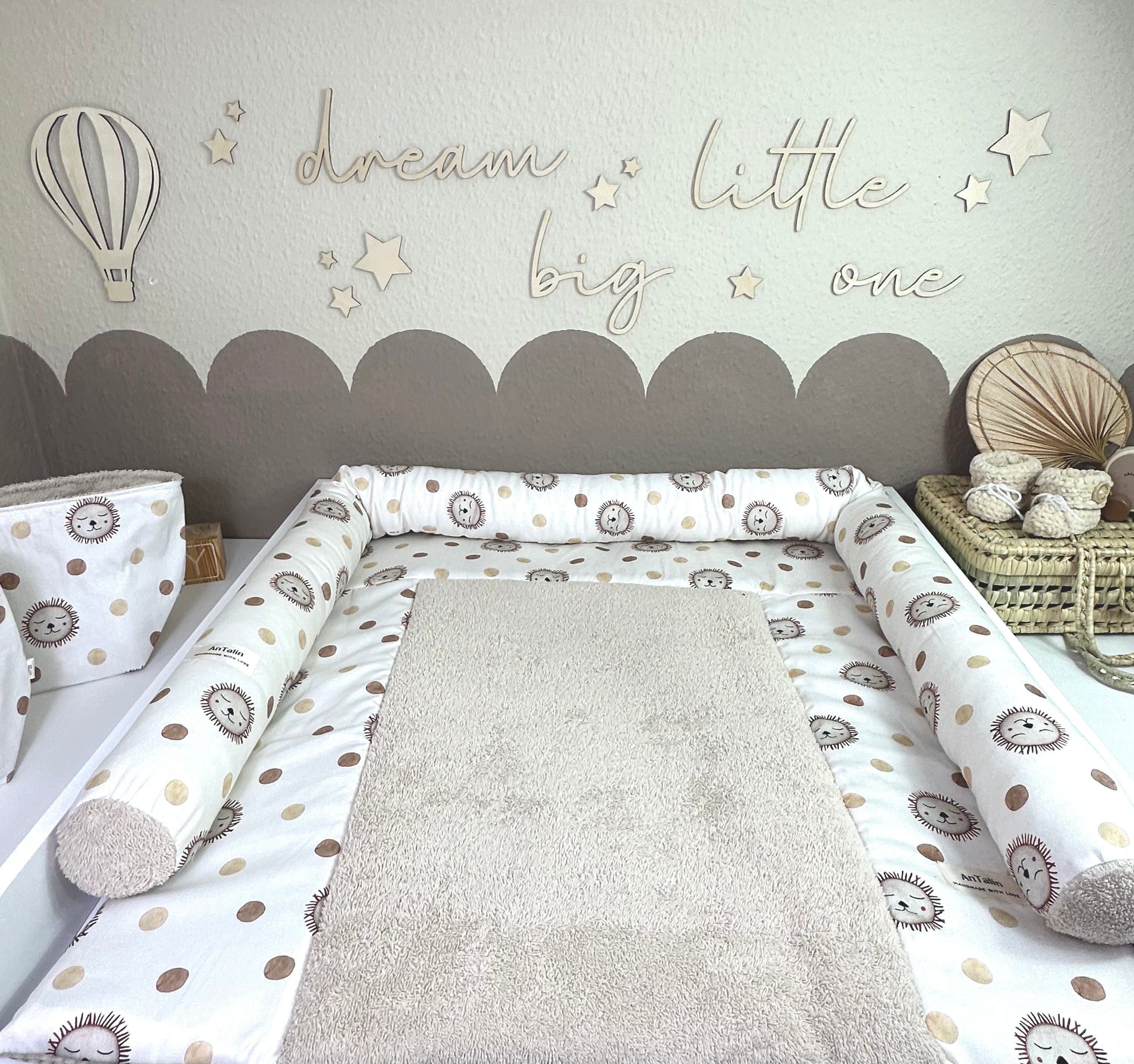 Beige Frottee Wickelauflage mit Löwenkopf-Design von AnTalin, bequeme Unterlage für Babys Wickelstation.