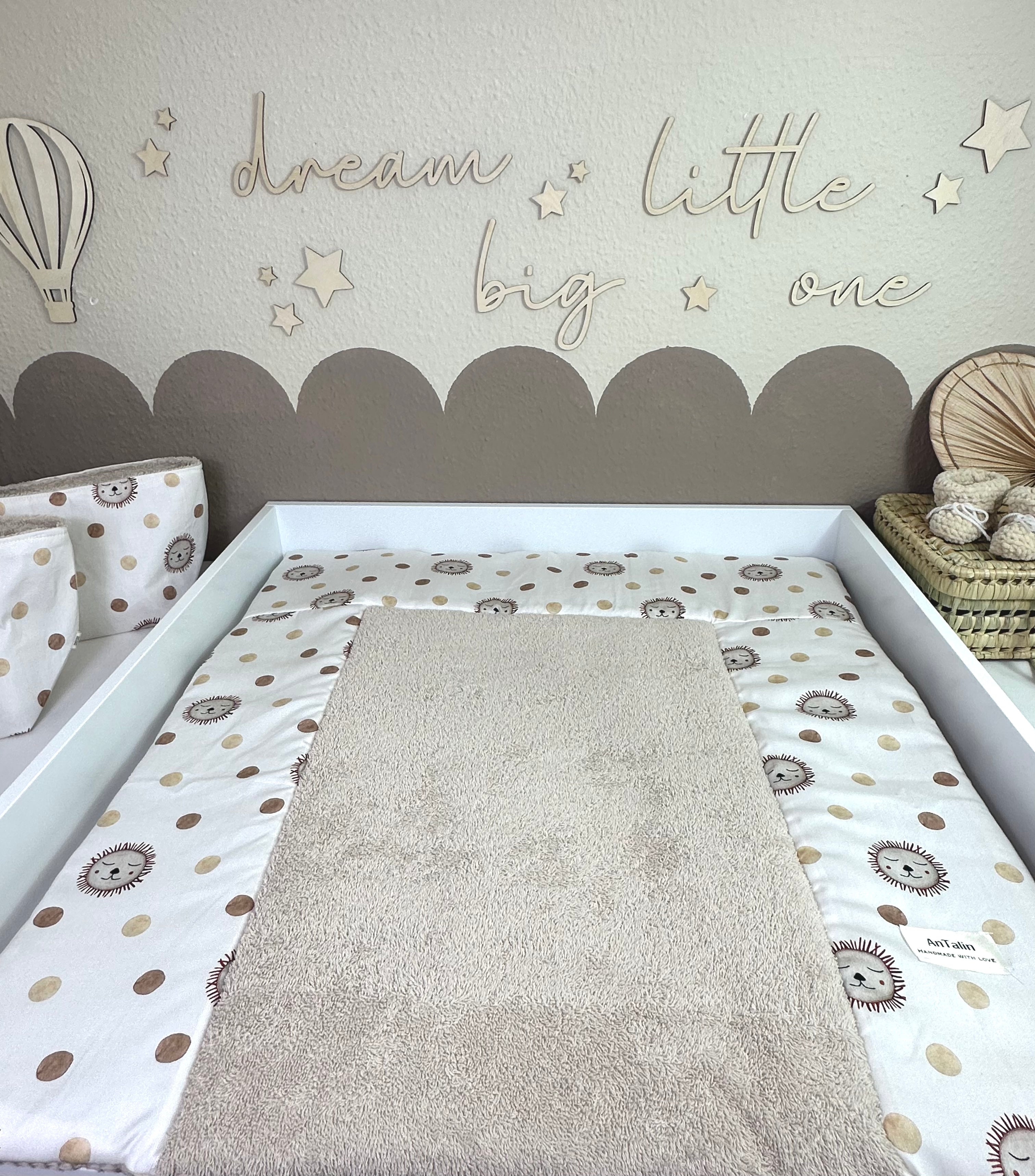 Beige Frottee Wickelauflage mit Löwenkopf-Design von AnTalin, weiche und bequeme Wickelunterlage für Babys