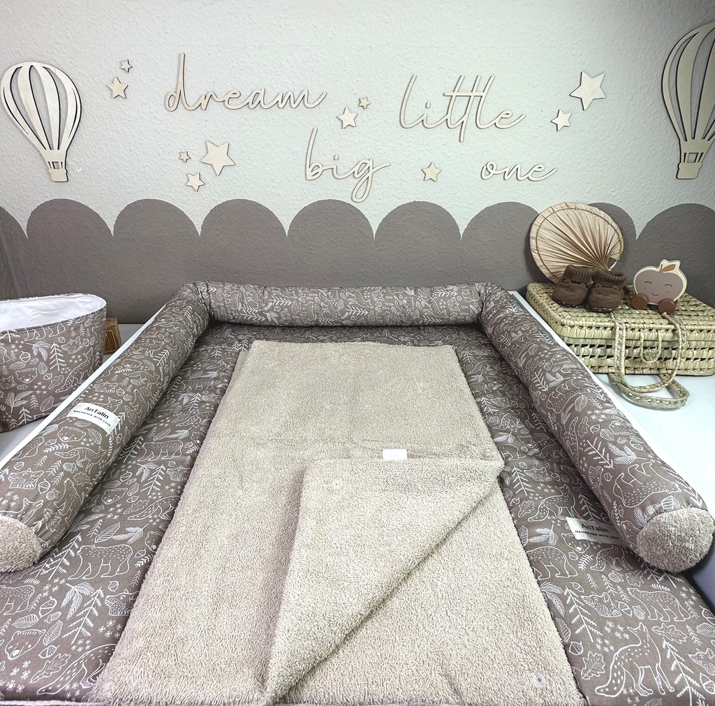 Wickelauflage Animal of the Forest von AnTalin, beige Frottee mit Tiermotiven für Babys und Kleinkinder