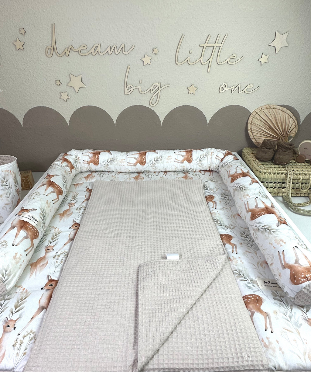 Wickelauflage Magic of the Forest von AnTalin mit Baum- und Naturmotiven, weiche und bequeme Unterlage für Babys.