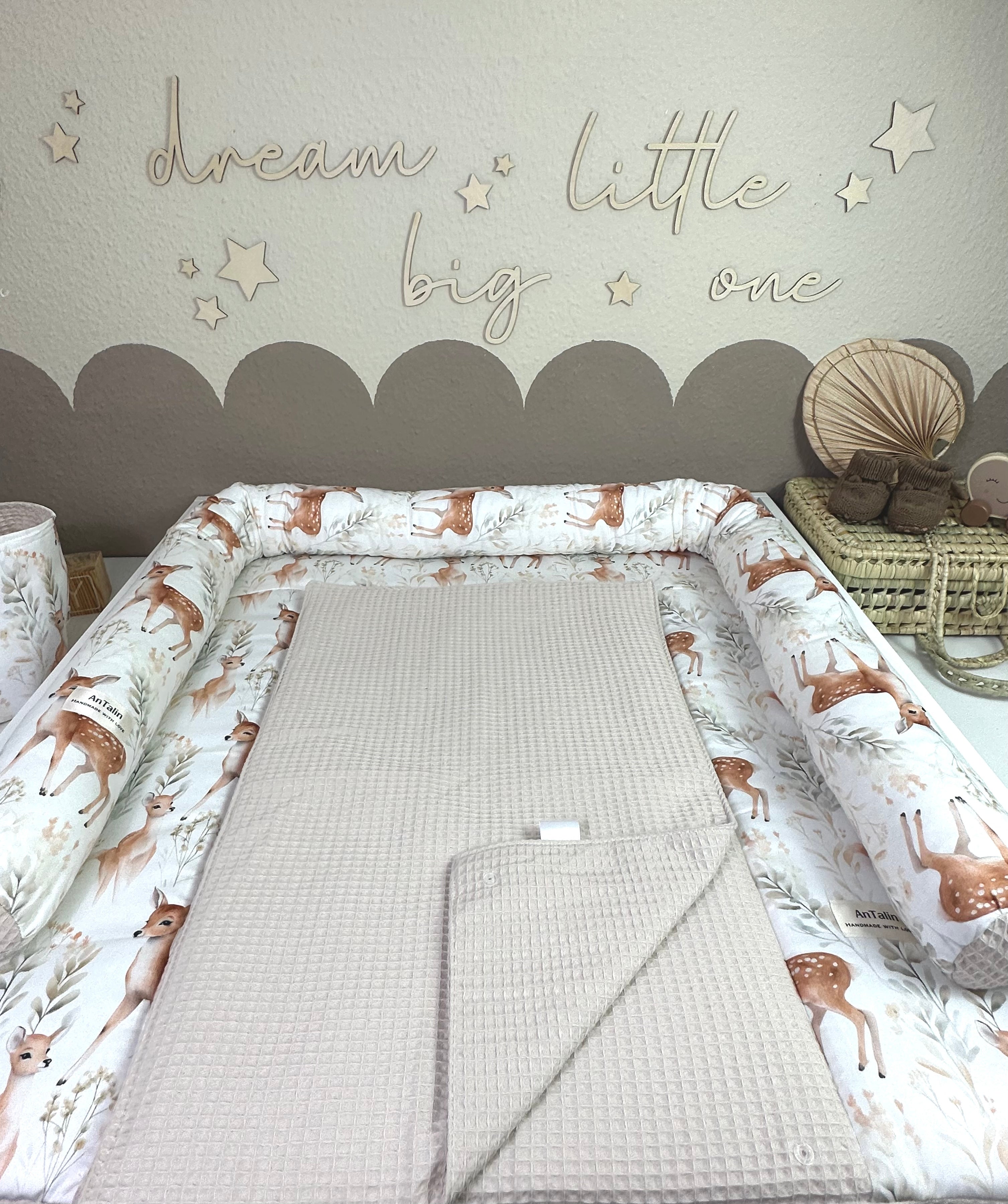 Wickelauflage Magic of the Forest von AnTalin mit Baum- und Naturmotiven, weiche und bequeme Unterlage für Babys.