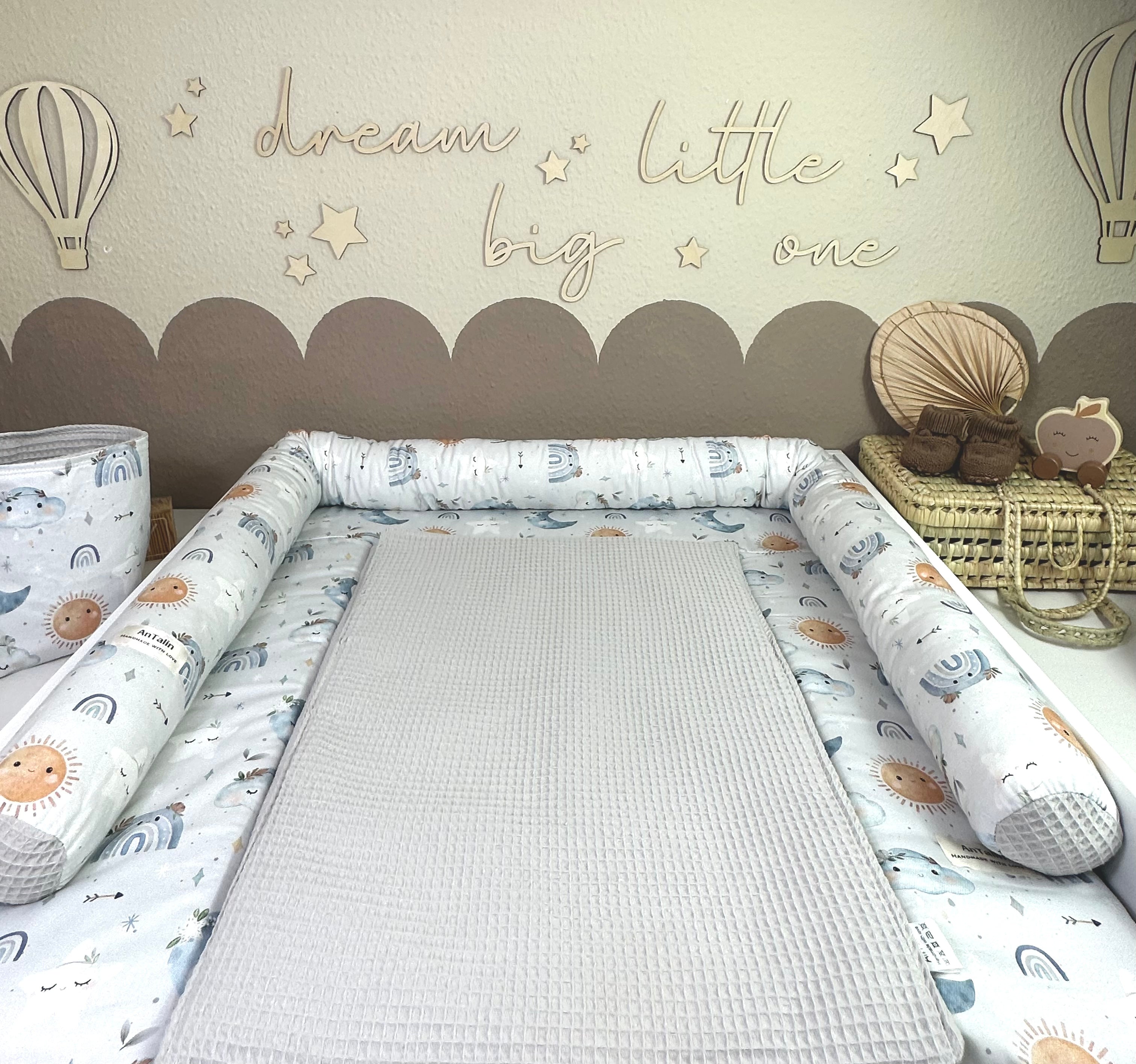 Wickelauflage für Babys im Boho-Stil, Waffelpique grau, von AnTalin, mit weicher Oberfläche und dekorativem Muster