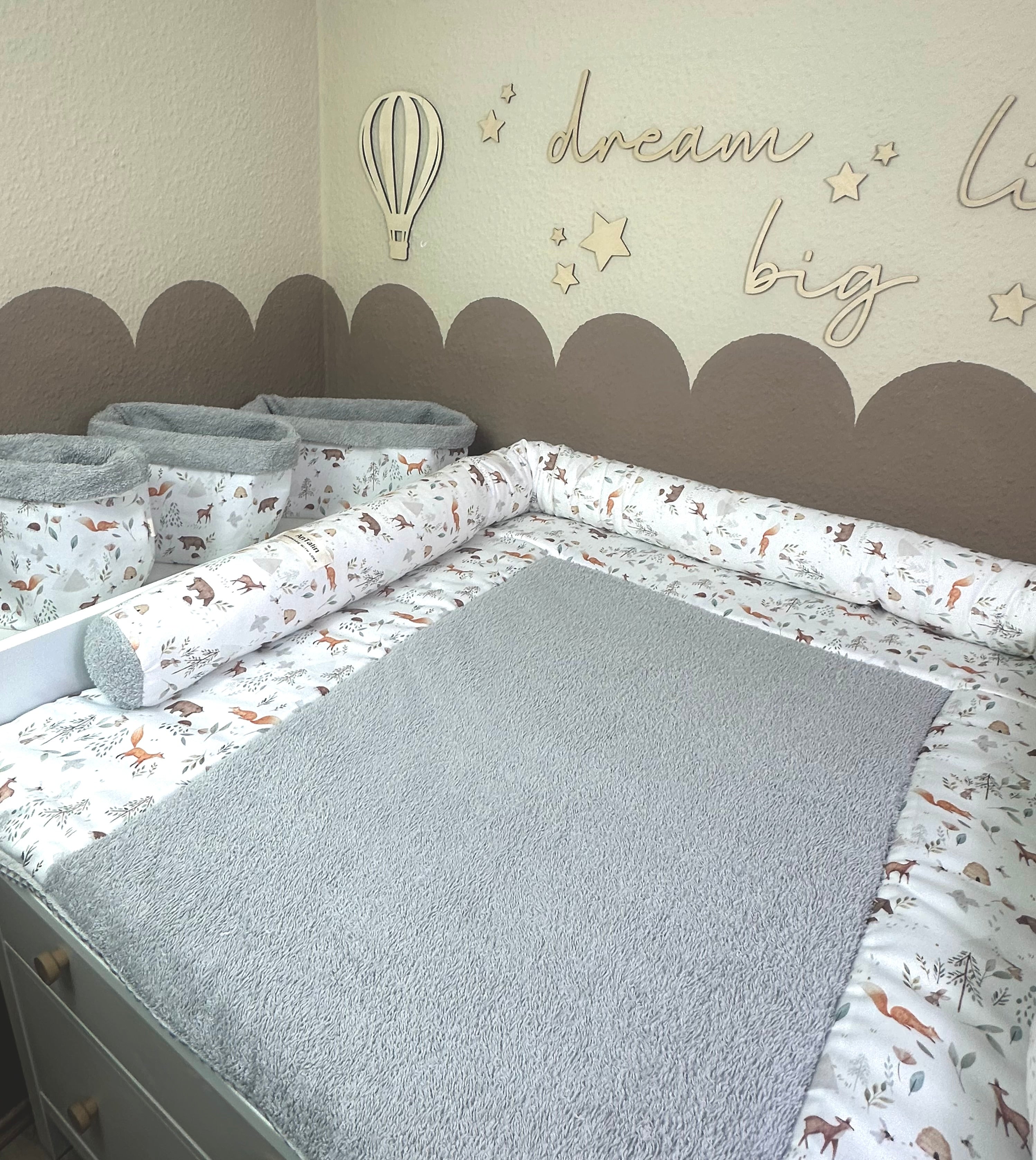Graue Wickelauflage aus Frottee mit Wald-Motiv, von AnTalin, perfekt für Babywickelstationen, mit lebendigen Wald-Designs.