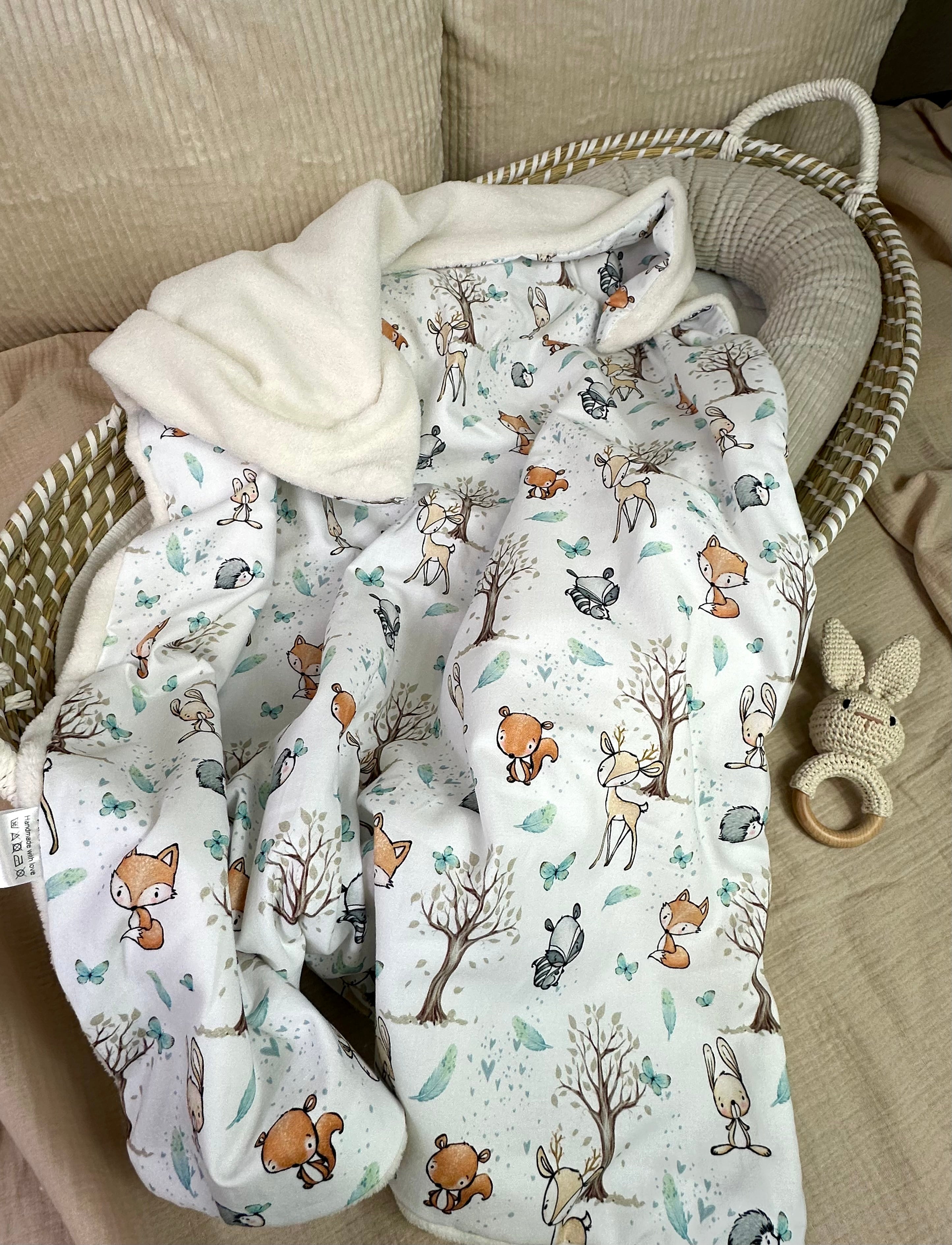 Weiche Babydecke von AnTalin, Kuscheldecke Waldfreunde aus Fleece, zeigt Baum- und Tiermuster, perfekt für Babys.