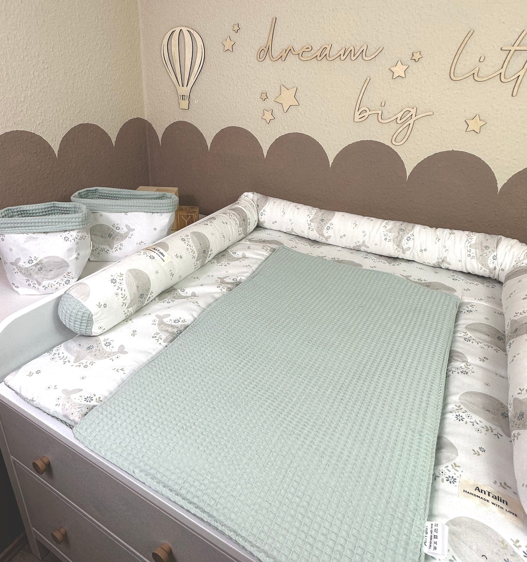 Wickeltischumrandung kleiner Wal von AnTalin, weiche Polsterung und niedliches Wal-Design für Baby-Wickeltisch.