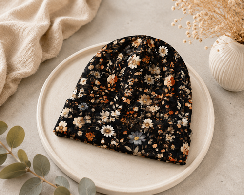 Handgefertigte Baby-Mütze Midnight Meadow von AnTalin mit floralem Design, weiches Material und niedliches Aussehen