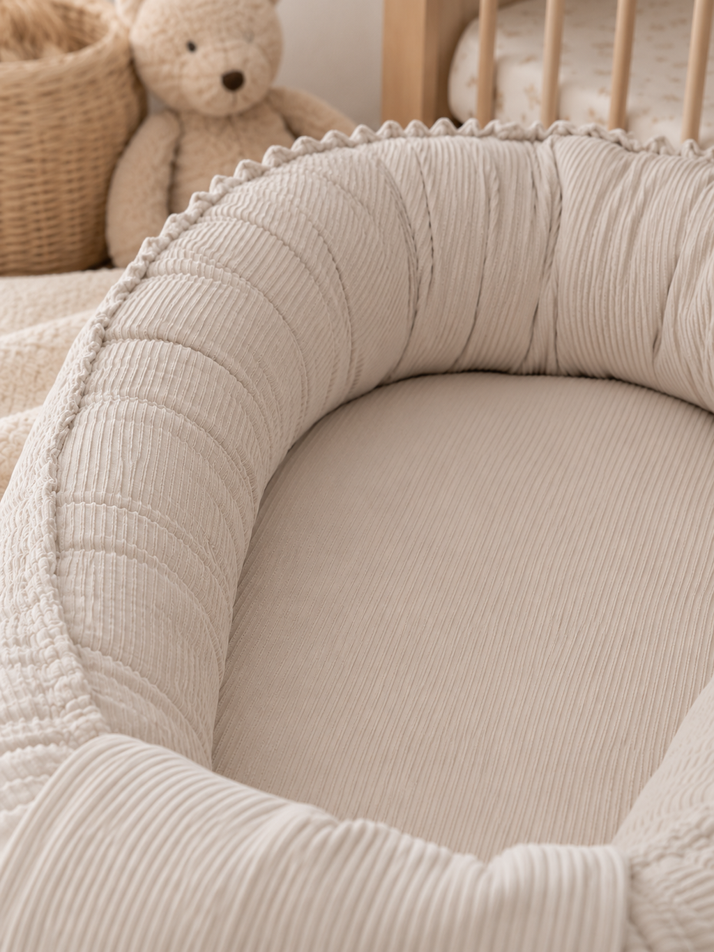 Beigenes Babynest Cord mit Kordelabdeckung von AnTalin, weiches Nestchen für Babys mit Kordelverschluss und Schutz.