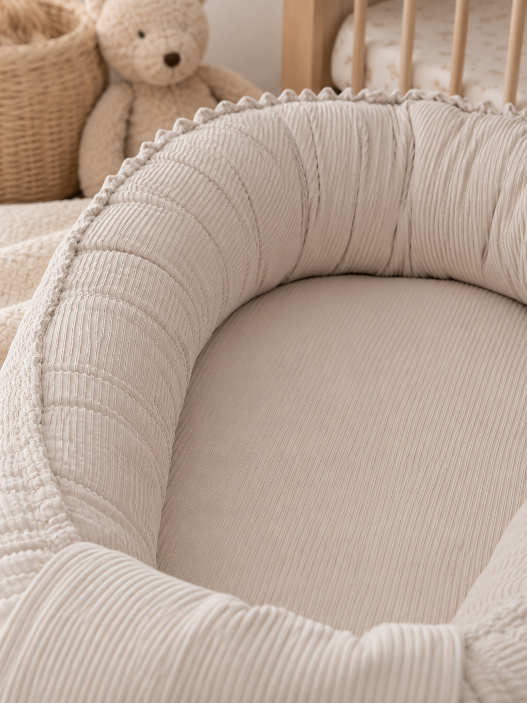 Beigenes Babynest Cord mit Kordelabdeckung von AnTalin, weiches Nestchen für Babys mit Kordelverschluss und Schutz.