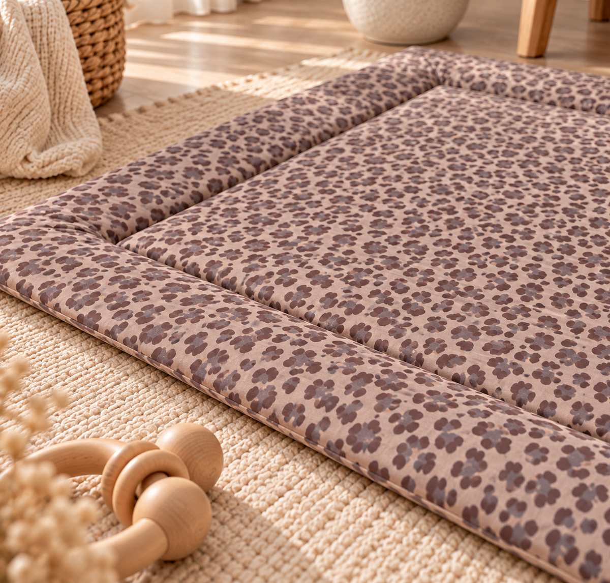 Krabbeldecke Leo Taupe - weiche Baby Krabbeldecke mit Leomuster