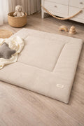 Weiche beige Krabbeldecke von AnTalin aus Cord, ideal für Babys, mit bequemer Oberfläche und freundlichem Design.