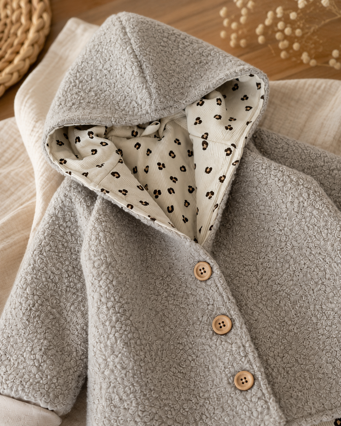 Beige Leo Boucle Jacke mit Kapuze von AnTalin, strukturierte Textur, lockerer Schnitt, modischer Ledelook, warme Übergangsjacke