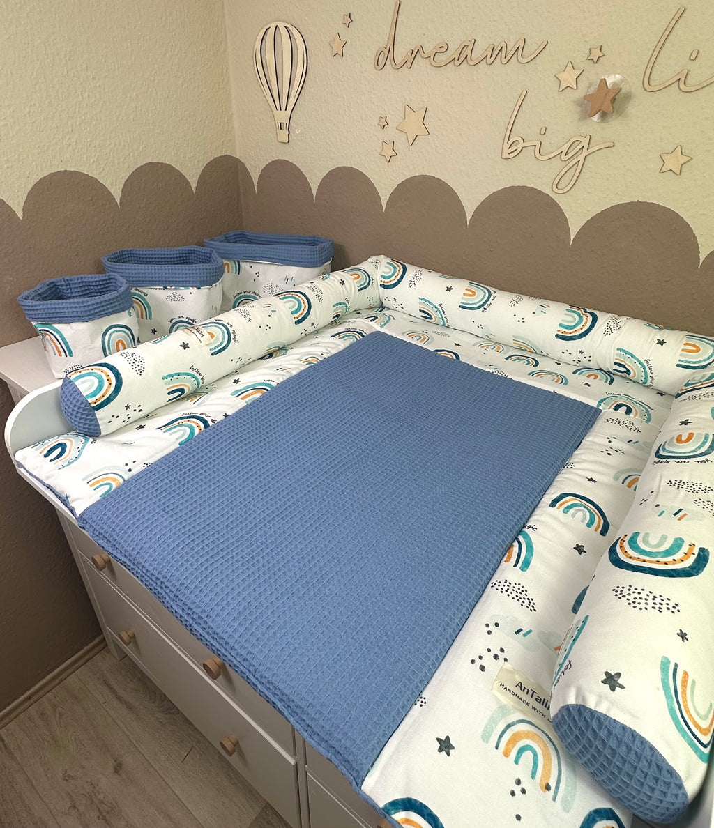 Blaue Wickelauflage mit Regenbogenmuster von AnTalin, weich und bequem für Babys.