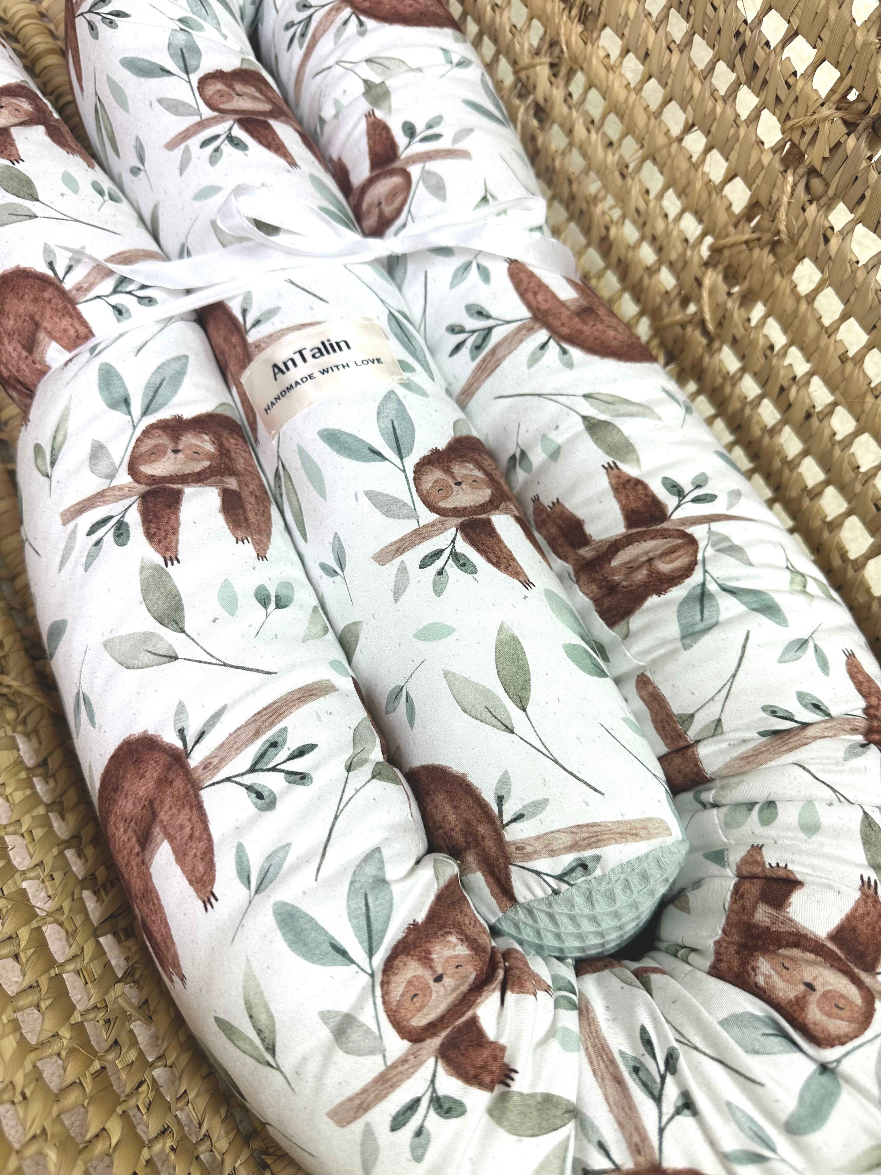 Wickeltischumrandung Sloth von AnTalin, weiche Polsterung mit niedlichem Faultier-Design für sicheren Wickelplatz