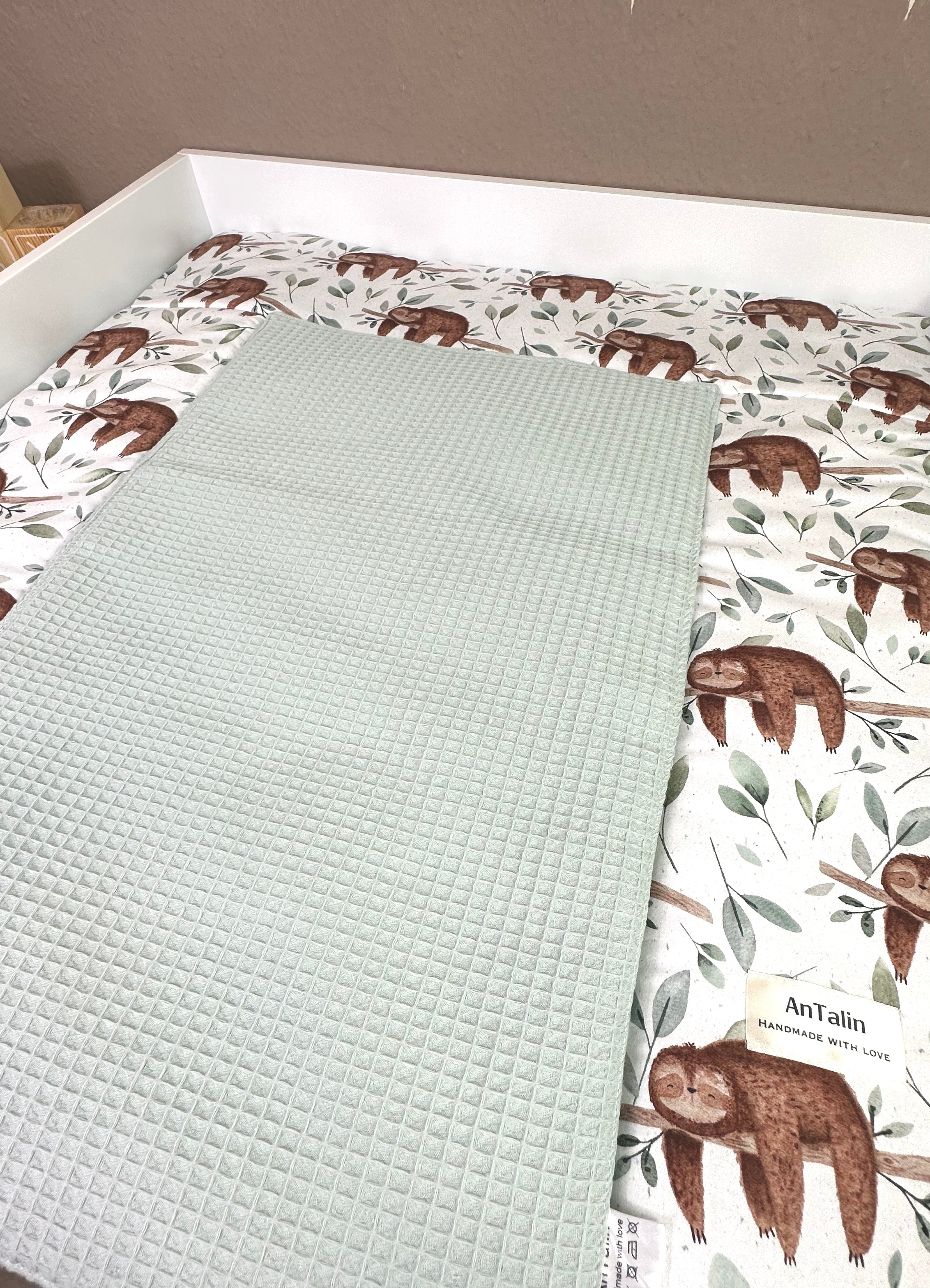 Wickelauflage Sloth in Waffelpique mintgrün von AnTalin, weiche und bequeme Unterlage für Babys, mit niedlichem Faultier-Design