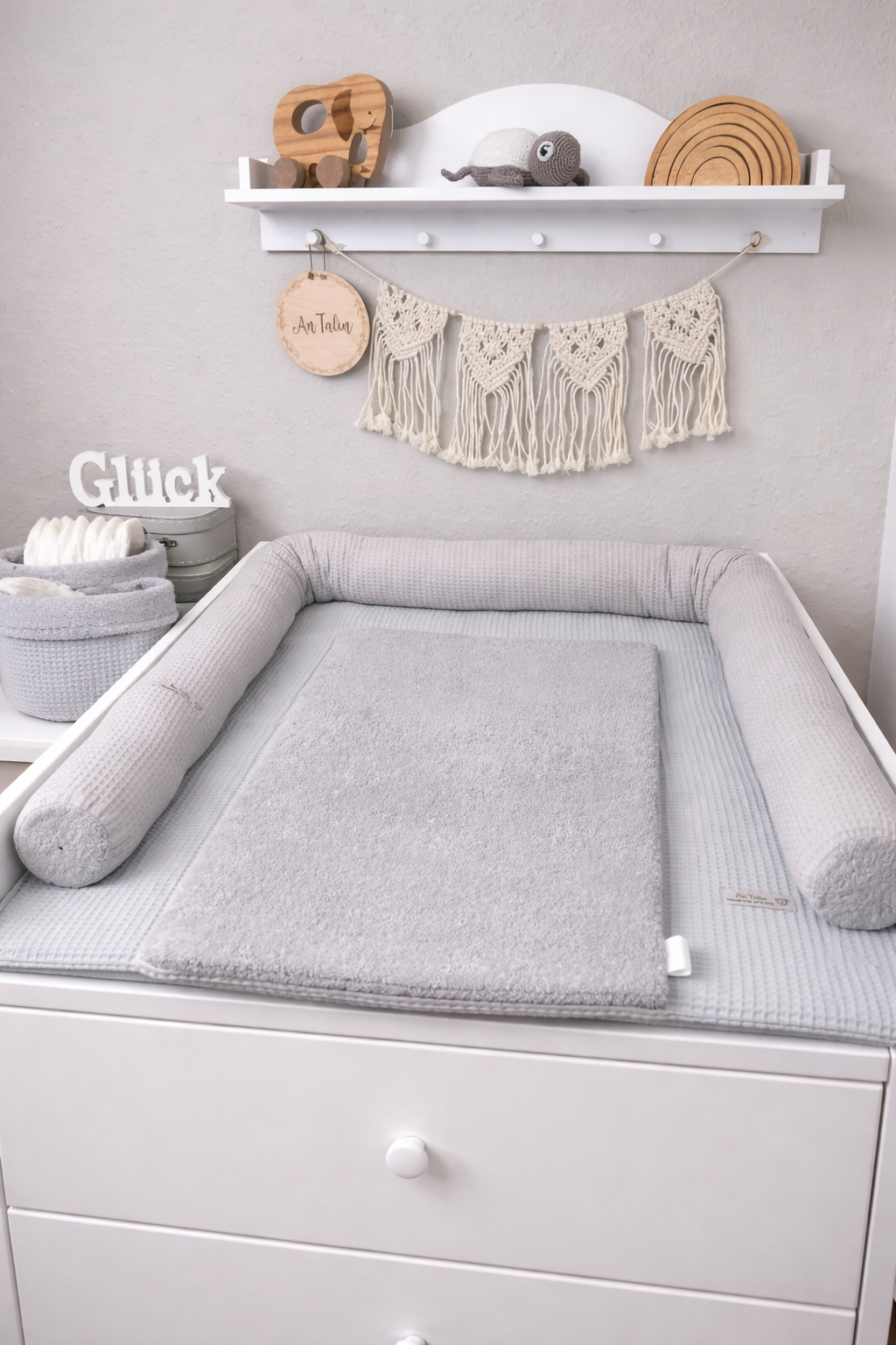 Graue Wickelauflage aus Waffelpique-Stoff von AnTalin, zeigt das weiche, strukturierte Material für Babywickelstationen.