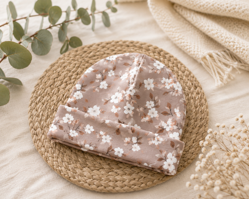 Weiche Baby Mütze Vintage Blossom von AnTalin mit zartem Blumenmuster, ideal für kleine Kinder und Babys.