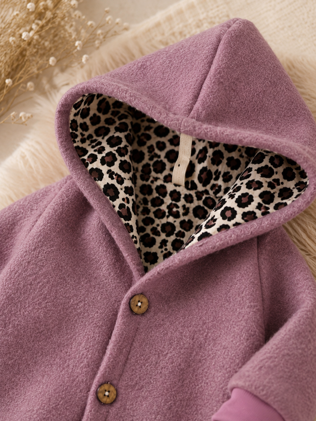 AnTalin Walk Overall Leo 2 in altrosa, bequemer Overall für Kinder mit Leo-Muster, aus weichem Stoff, Detailansicht des Designs