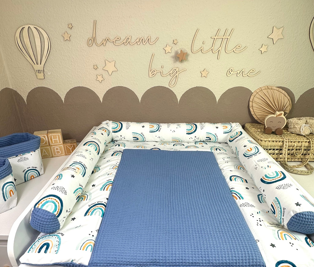 Blaue Wickelauflage mit Regenbogenmuster von AnTalin, weiches und bequemes Baby-Wickeltuch für die Babypflege