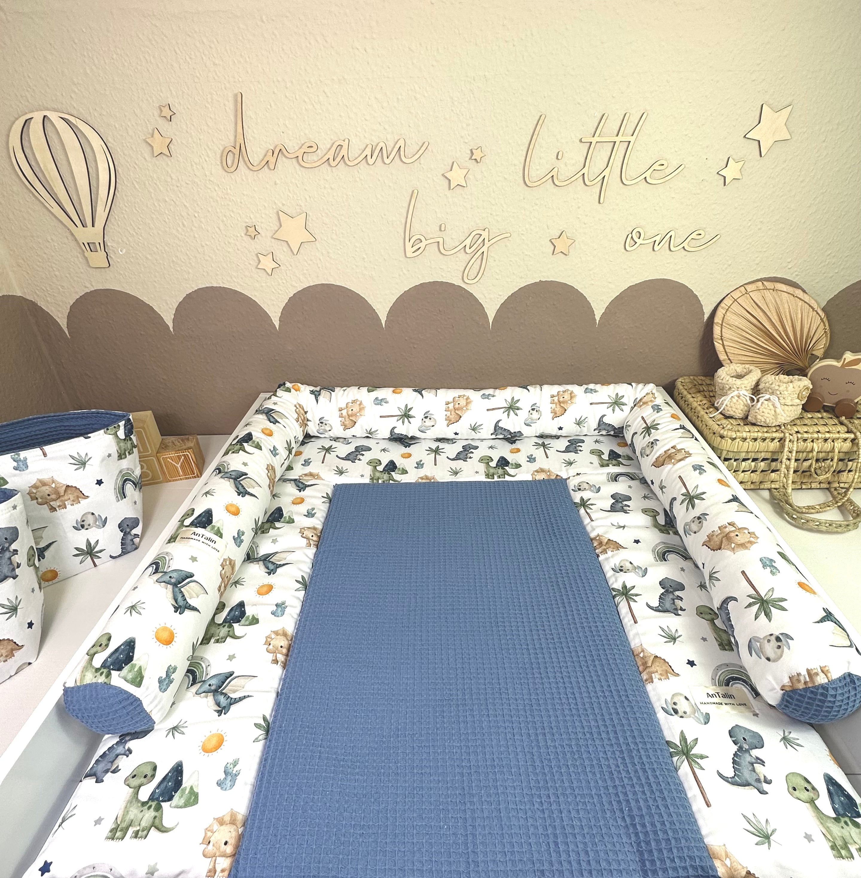 Fünfteiliges Wickelauflagen-Set mit Dino-Motiv aus Waffelpique in jeansblau von AnTalin, mit weicher Oberfläche und kindlichem Design.