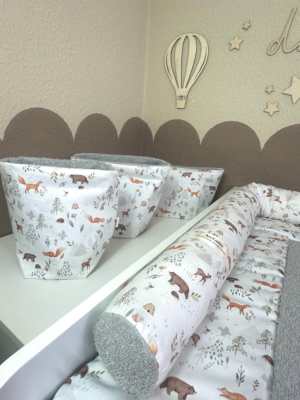 Graues Frottee-Utensilo "Inhabitants of the Forest" von AnTalin mit Waldmotiven und praktischem Design