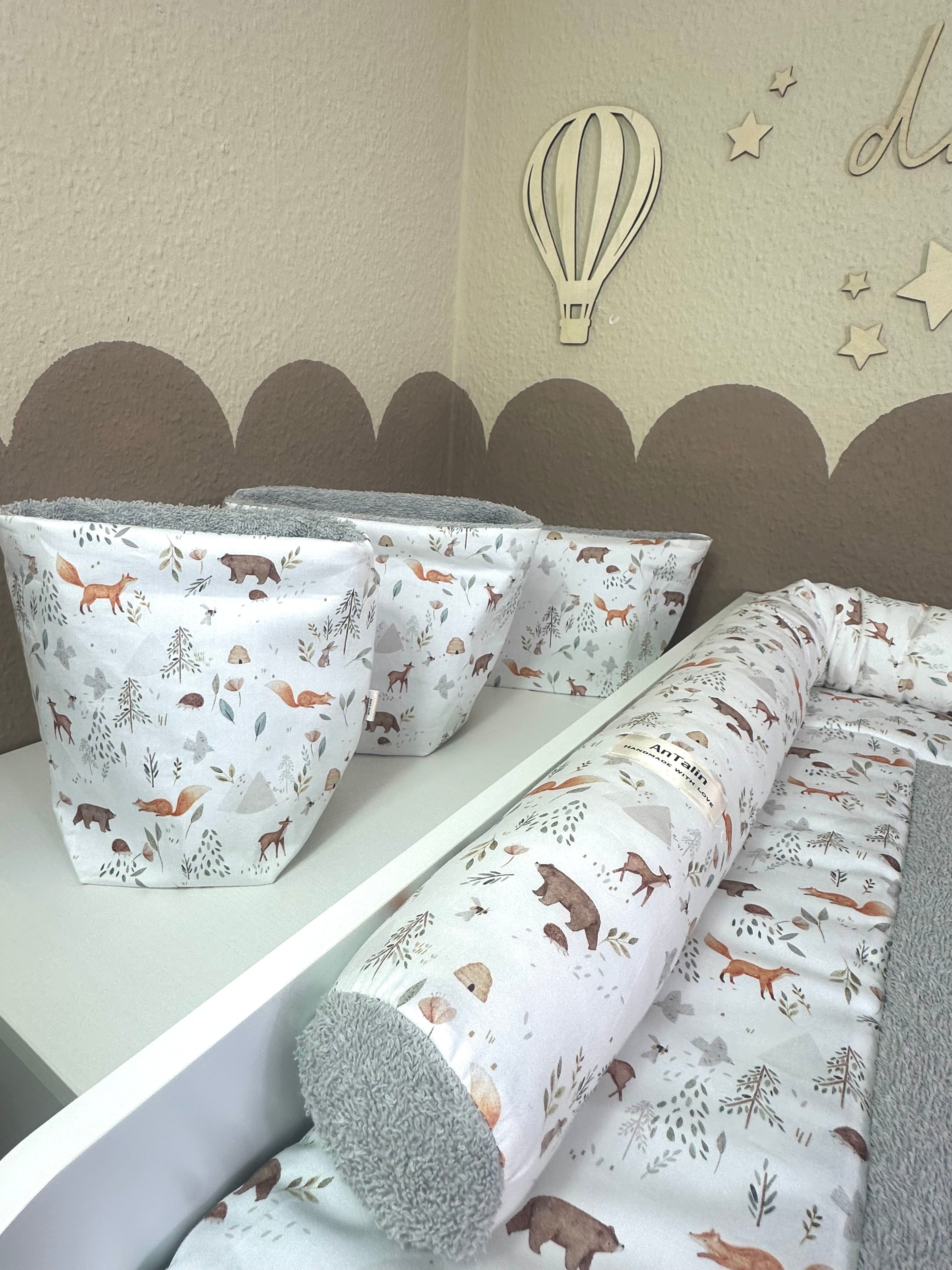 Graues Frottee-Utensilo "Inhabitants of the Forest" von AnTalin mit Waldmotiven und praktischem Design