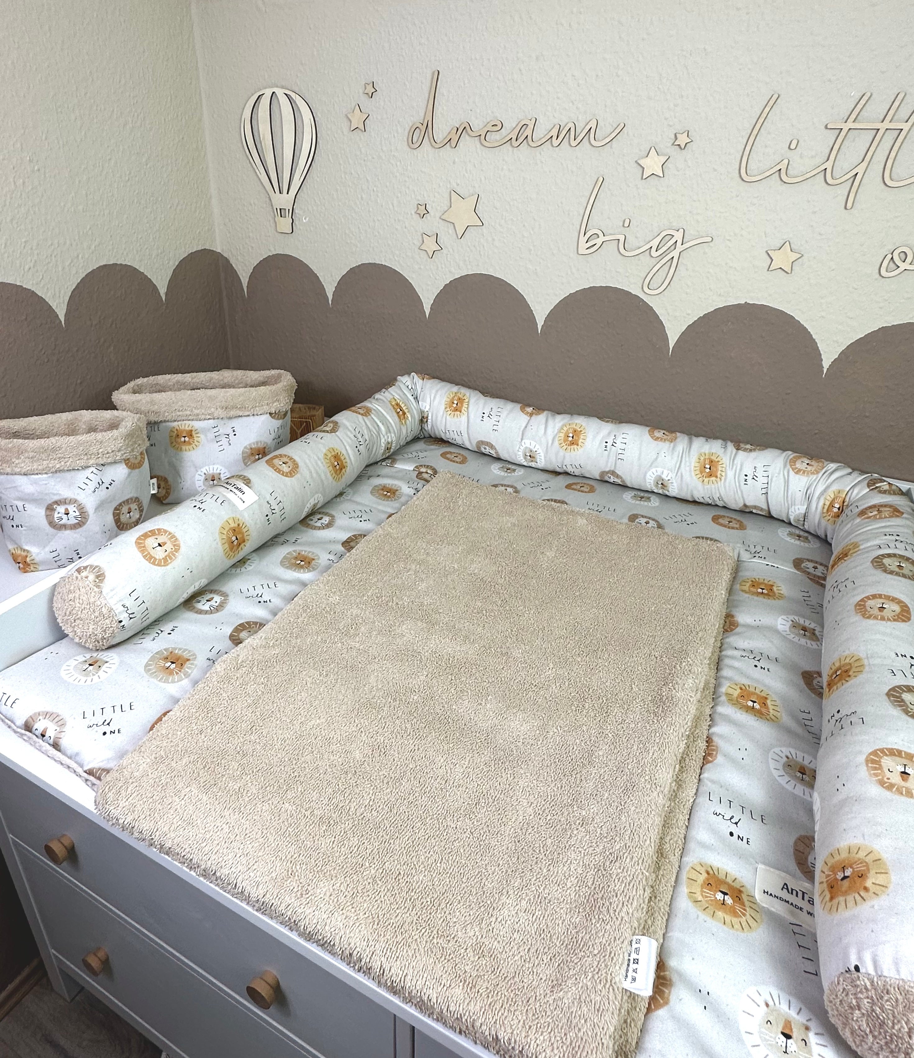 Wickelauflage Little Wilt Frottee beige von AnTalin, bequeme Baby-Wickelunterlage mit weichem Frotteestoff