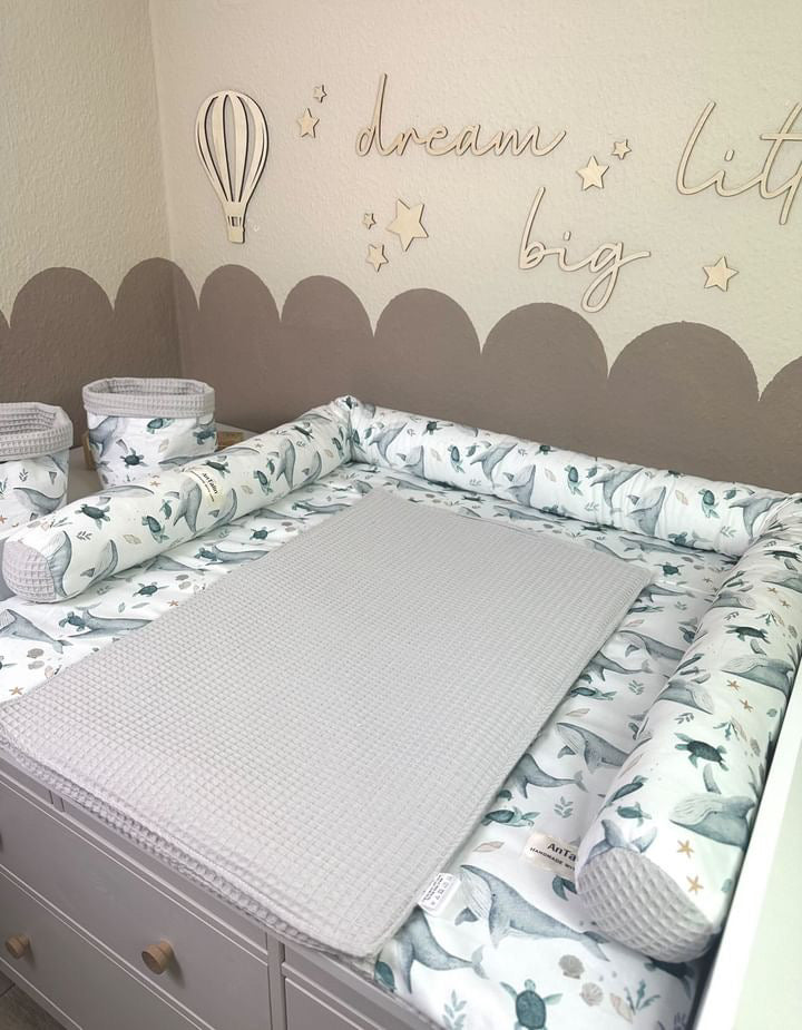 Wickelauflage Sea World von AnTalin in grauer Waffelpique, mit Meeresmotiven und gepolstertem Design für Babys.