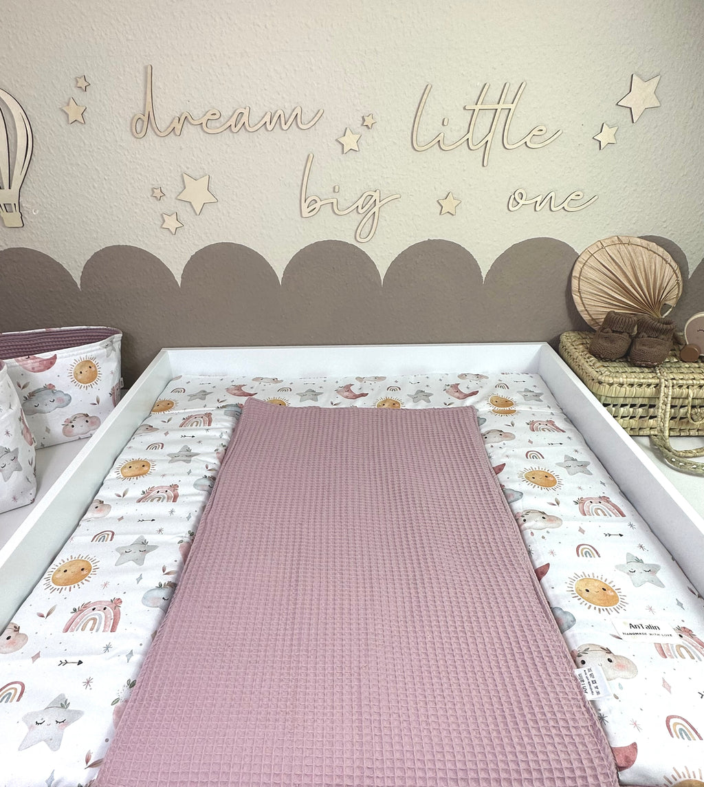 Wickelauflage Boho Baby Girl von AnTalin, Waffelpique in altrosa, weiche und stilvolle Wickelunterlage für Mädchen