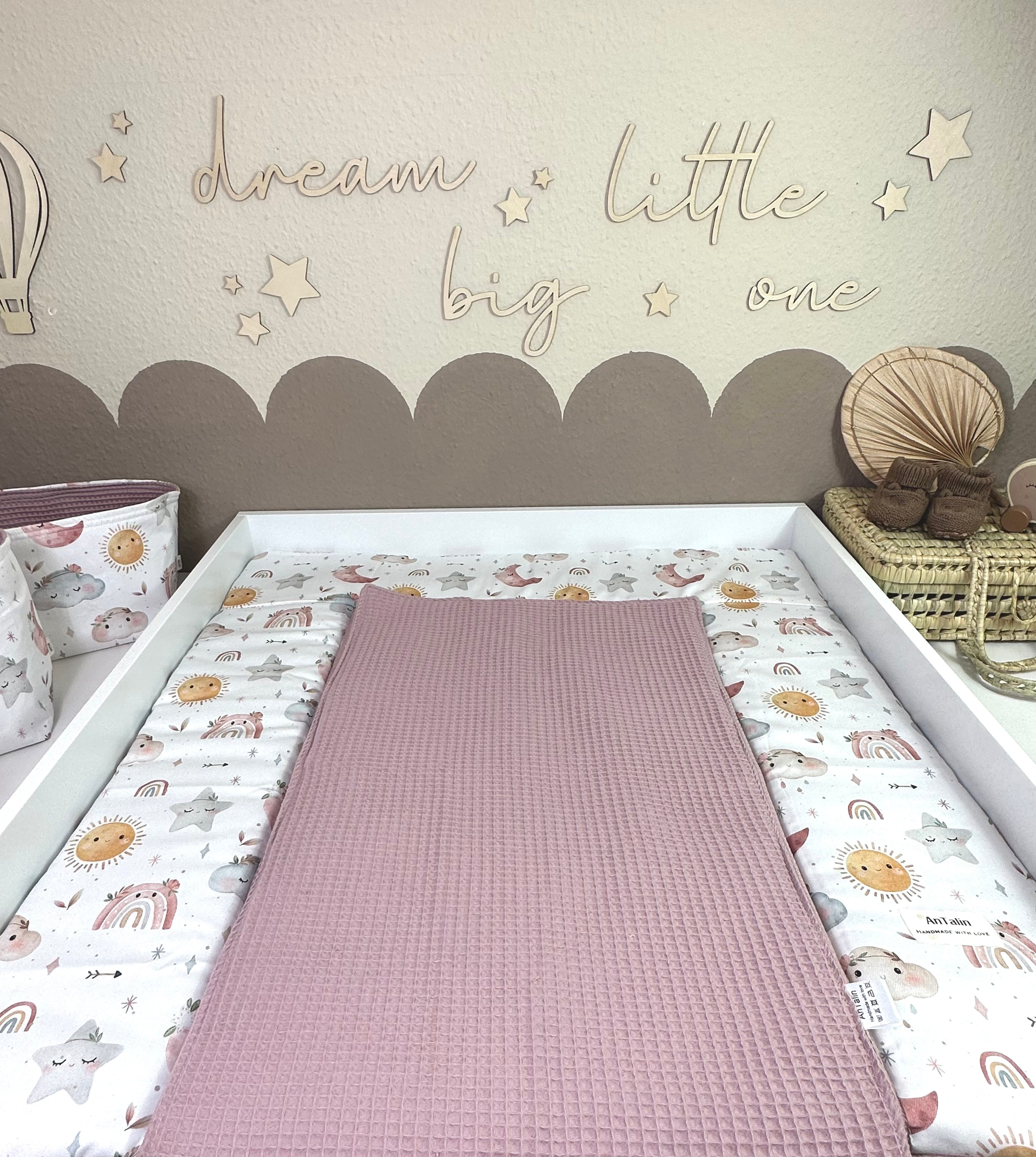 Wickelauflage Boho Baby Girl von AnTalin, Waffelpique in altrosa, weiche und stilvolle Wickelunterlage für Mädchen