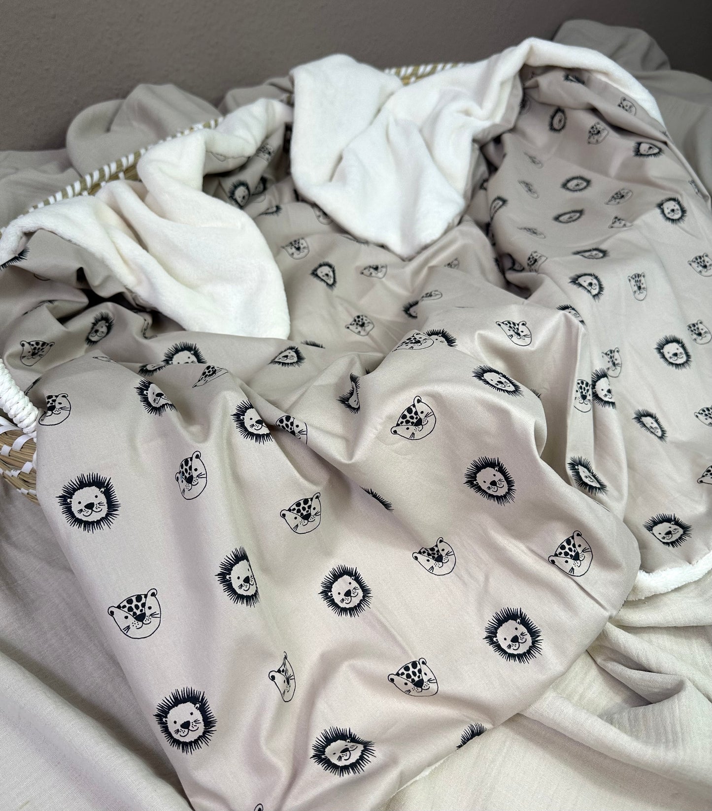 Kuscheldecke Löwenkopf beige 1m x 1m