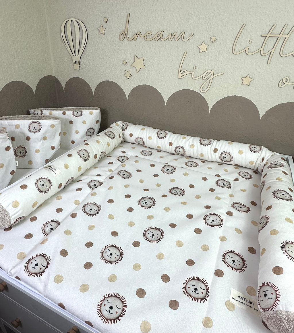 Wasserabweisende Wickelauflage Lion Head von AnTalin mit niedlichem Löwen-Design, bequem für Babywickelstationen.