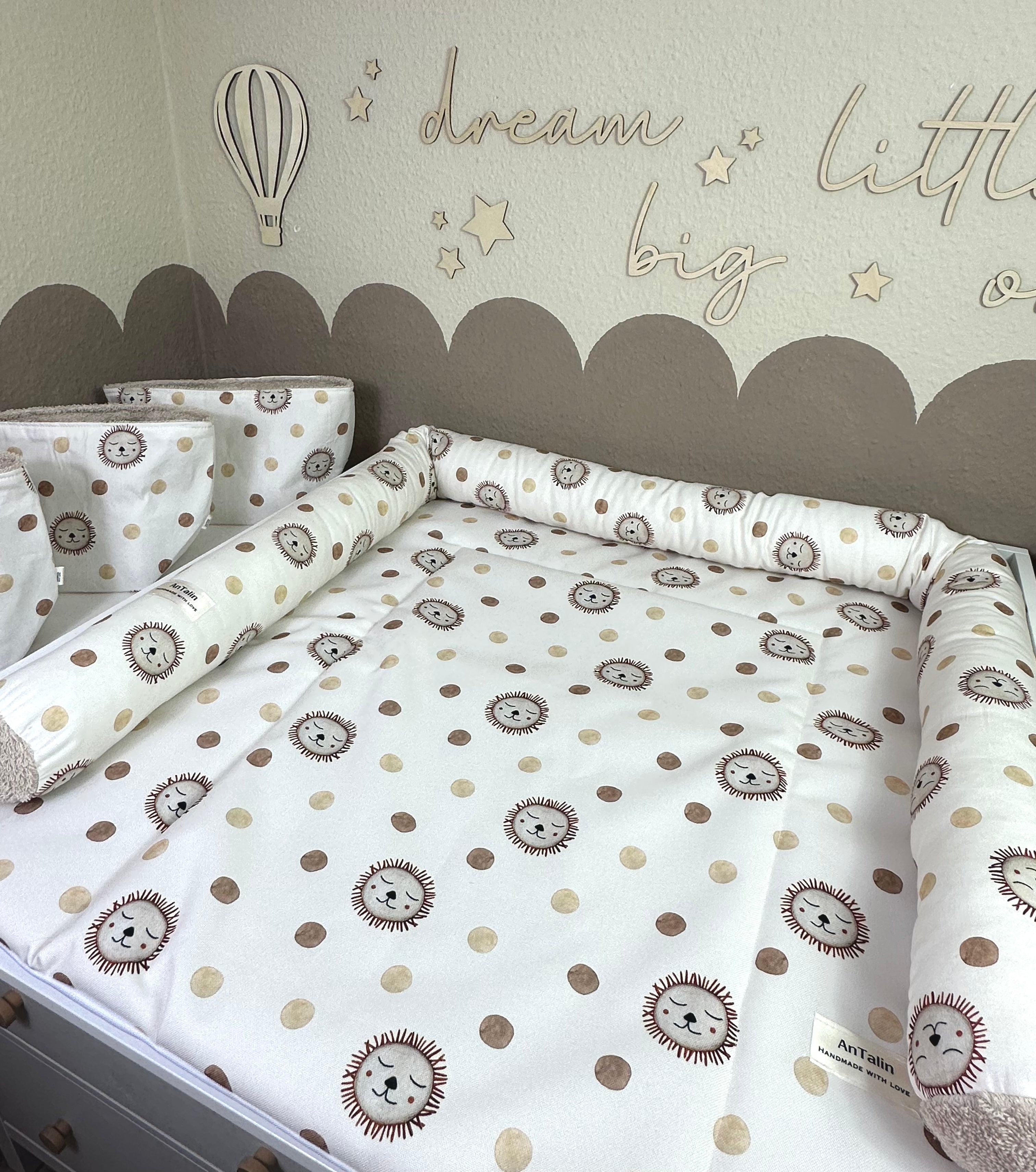 Wasserabweisende Wickelauflage Lion Head von AnTalin mit niedlichem Löwen-Design, bequem für Babywickelstationen.