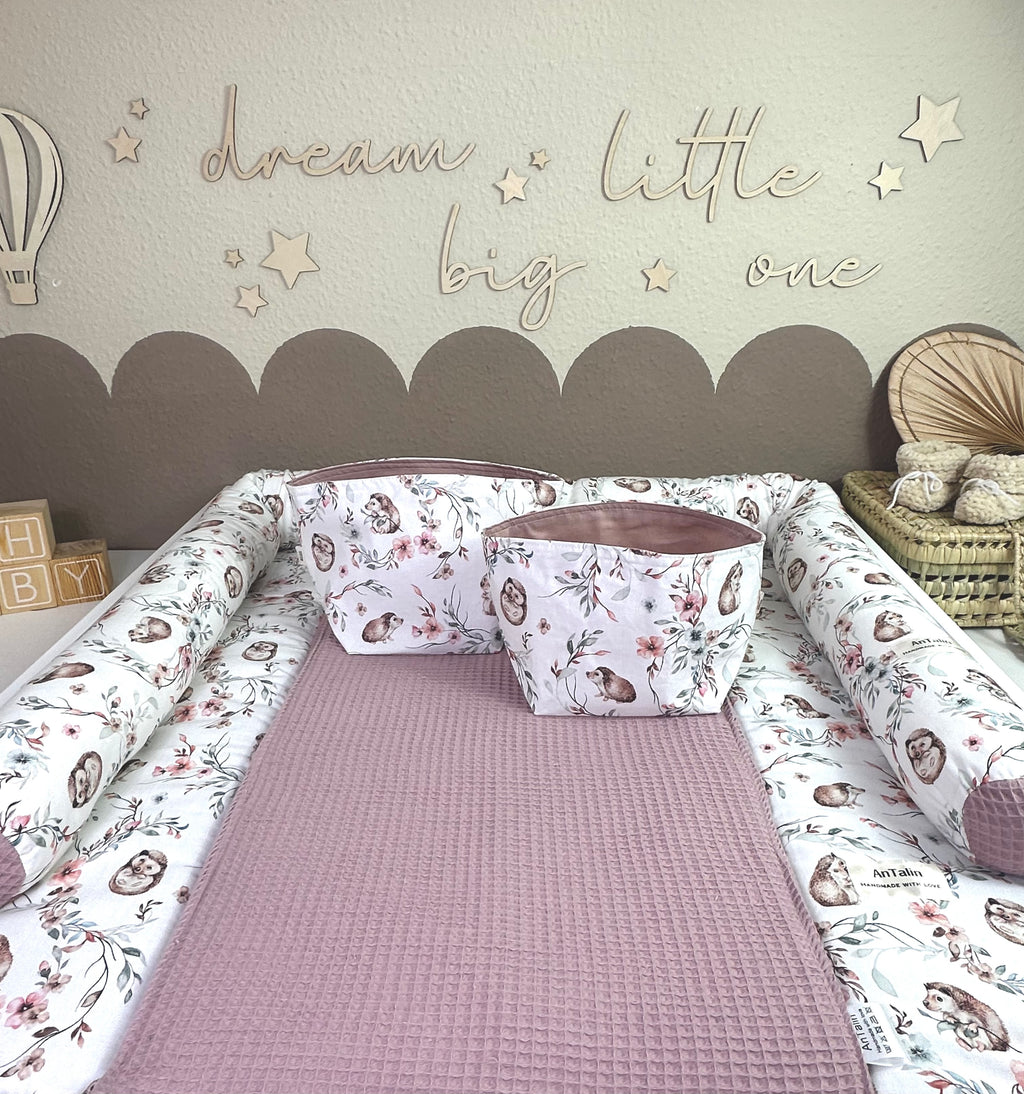 Kleines Utensilo Igel aus Waffelpique in Altrosa von AnTalin, mit niedlichem Igel-Design und weicher Textur.