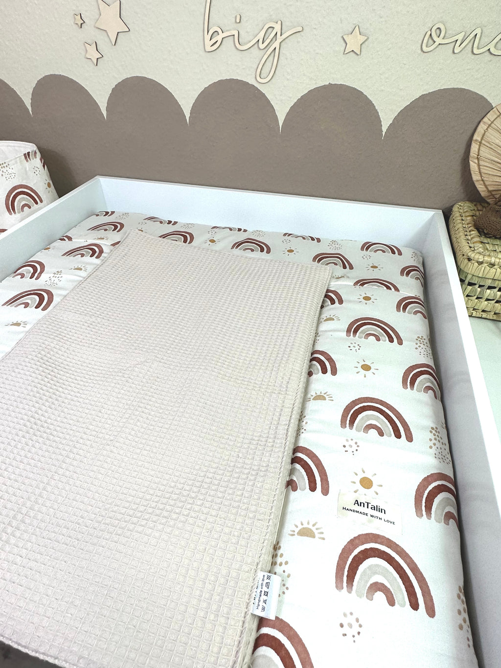 Wickelauflage Rainbow Sun von AnTalin, helle beiges Waffelpique, weiche und bequeme Wickelunterlage für Babys