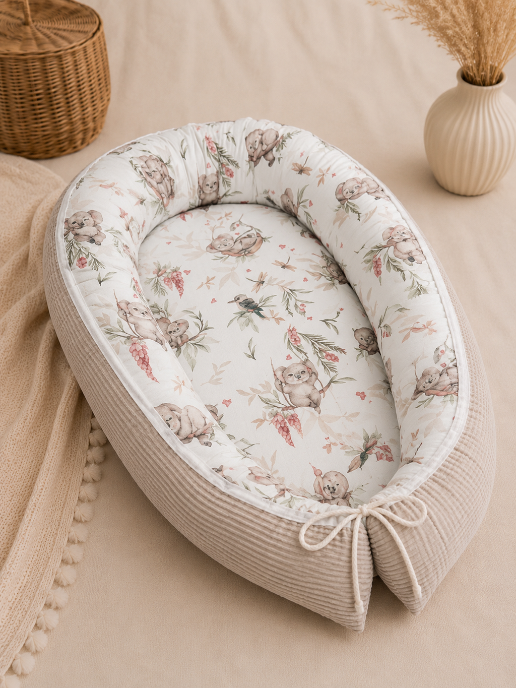 Nestchen Koala von AnTalin, weiches Schutzpolster für Babysbett, mit niedlichem Koala-Design, aus Baumwolle gefertigt.