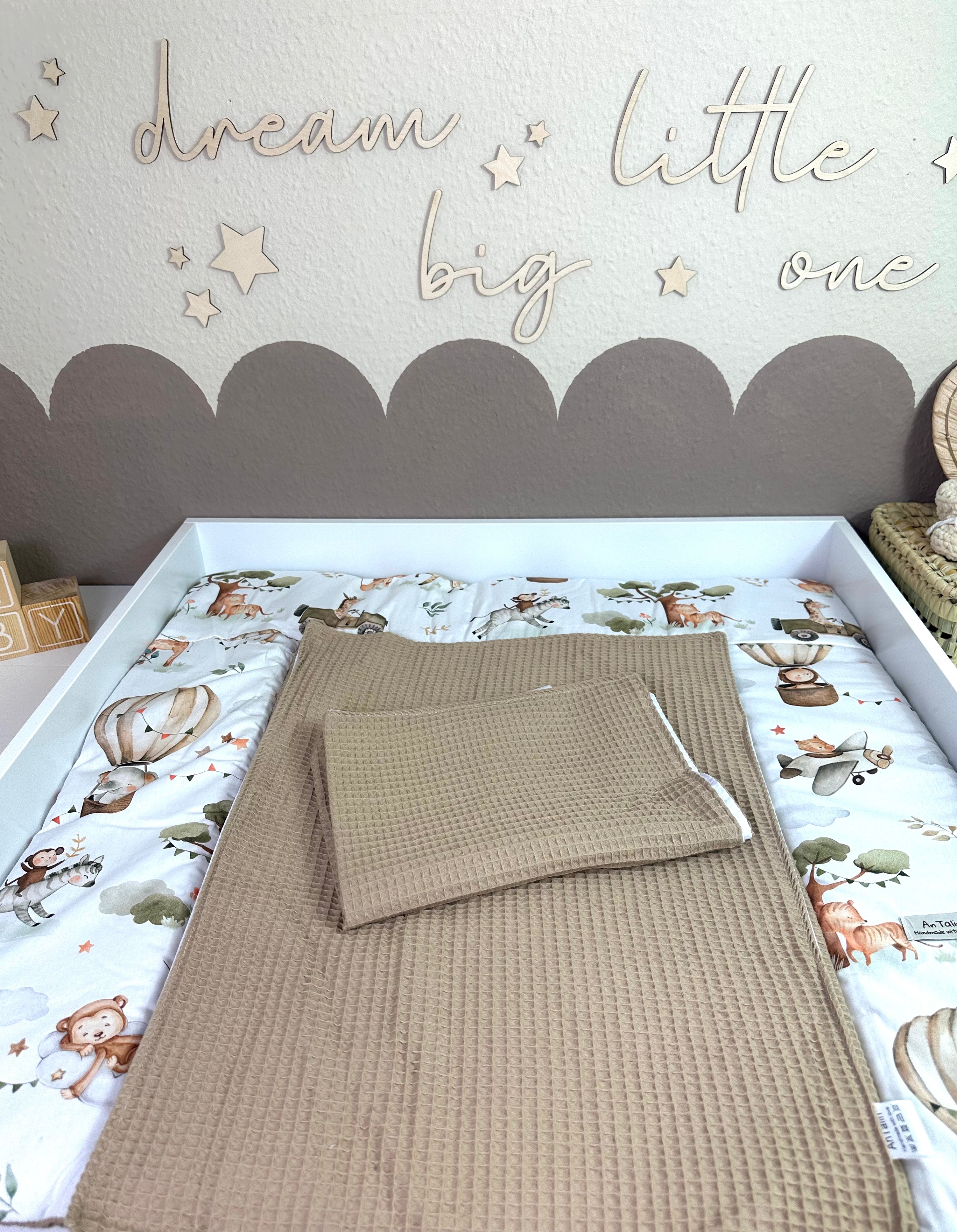 Wickelauflage Set 3-teilig Dschungelgetummel von AnTalin, Waffelpique dunkelbeige, mit bunten Dschungelmustern, auf Wickeltisch liegend