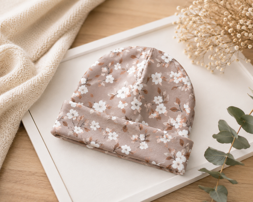 Weiche Baby-Mütze von AnTalin mit zartem Vintage-Blumenmuster für Neugeborene, ideal für kalte Tage.