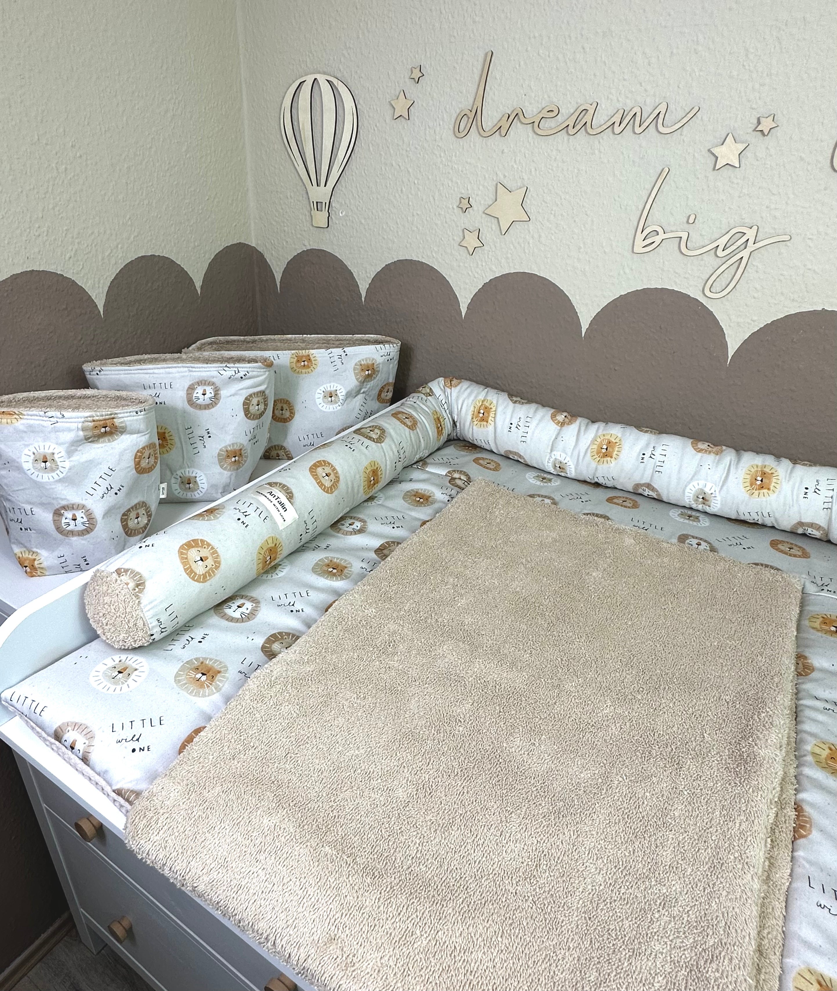Weiche Wickeltischumrandung von AnTalin für sicheren und bequemen Wickelbereich, in neutralem Design für Babyzimmer.