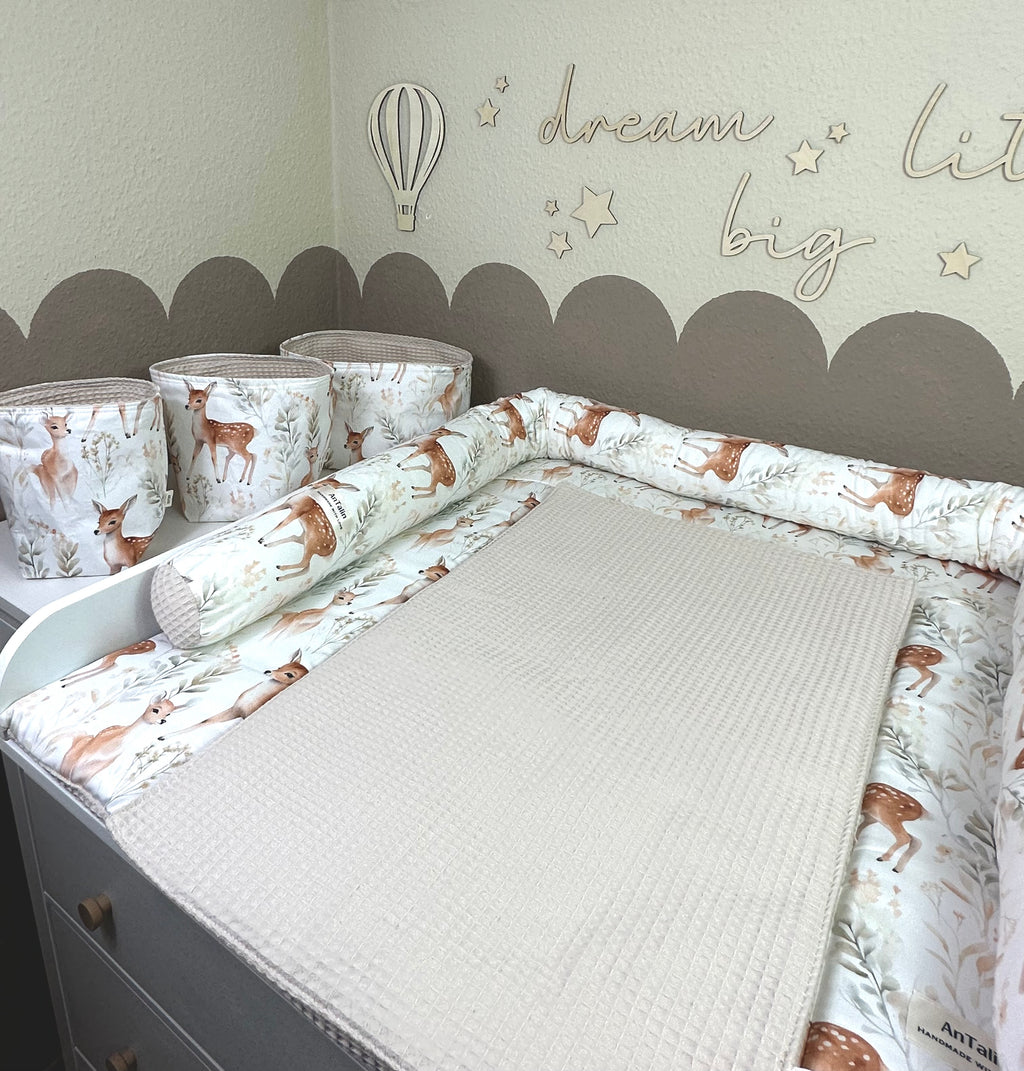 Wickelauflage Magic of the Forest von AnTalin mit Waldmotiven, weiche und bequeme Unterlage für Babys.